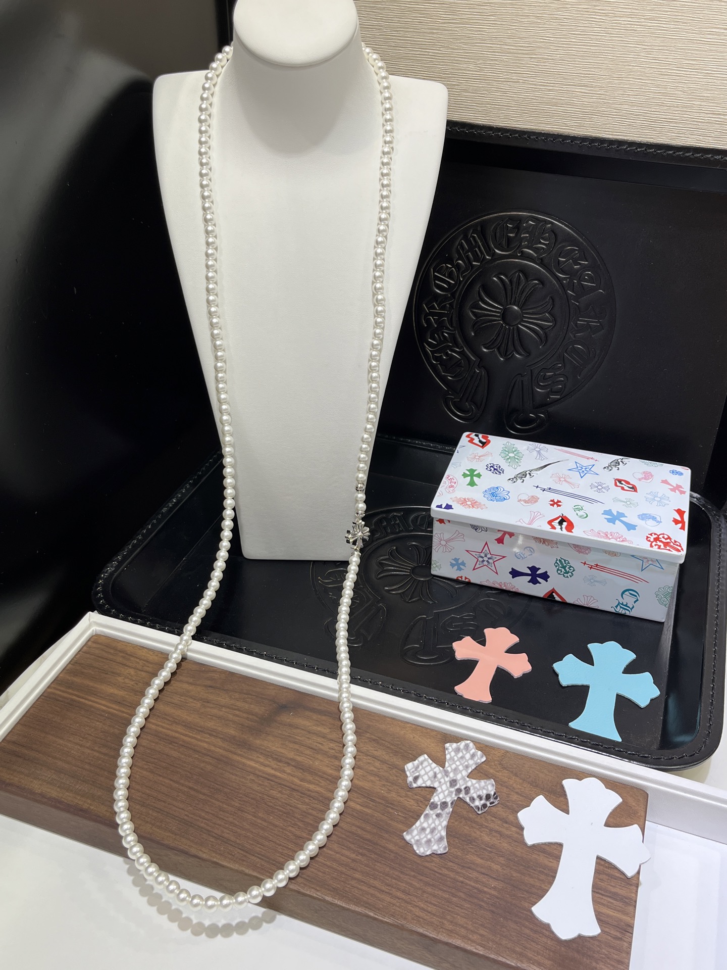 NO:635698,Sweater chain mikimoto Chrome Hearts co-branded white gold cross pearl necklace sweater chain. The classic cross buckle can be opened. It is very textured. The length is about 110cm. It looks good when worn in double or triple layers. It has a cool rock style with elegant classical beauty. It is very versatile. Customized pearls made of brass. The workmanship is substantial. The necklace comes with a picture of a black pearl velvet box, chrome hearts, sweaters, necklace, Cardia high-end jewelry.19860909毛衣链 mikimoto 克罗心联名款 白金色十字架珍珠项链毛衣链 经典十字架扣头可以打开 很有质感 长度约110cm 双层或三层佩戴都好看 酷飒摇滚风又带着优雅古典美 非常百搭 黄铜材质定制珍珠 做工有份量 项链配图片黑色珍珠绒盒,,chrome hearts,sweaters,necklace,卡迪亚高端饰品,Jewelry