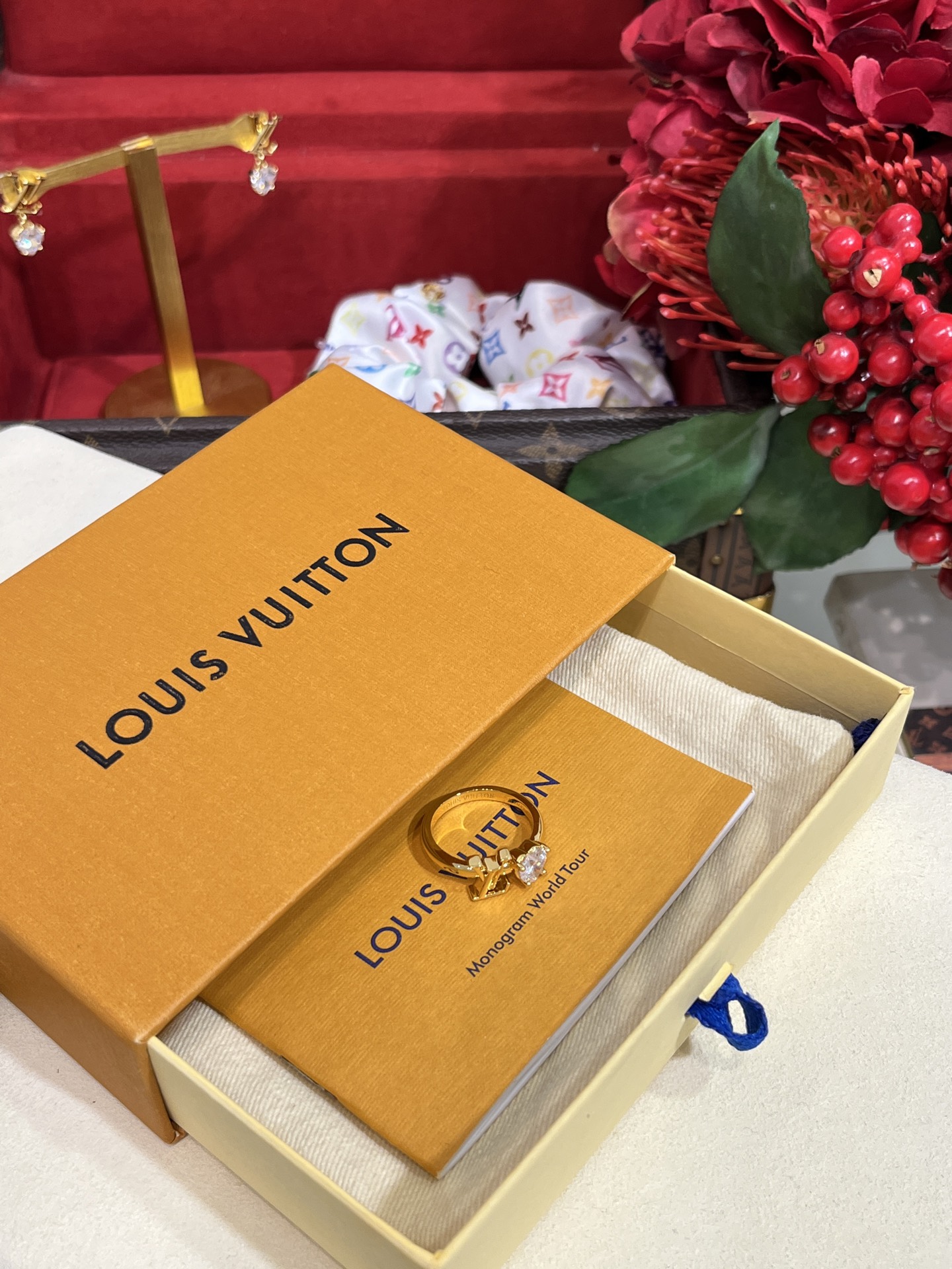 NO:647739,88180, the ring arrived today. The 25-year-old new love diamond gold letter ring. The love diamond has a huge sparkle. It is super eye-catching. It echoes the classic logo. It is noble and cute. Effortlessly fashionable and very beautiful for daily matching. The size is 6-7-8. The same brass material as yb, hand-set zircon. Ring, ring, Cartier high-end jewelry1986090988180,今日到货戒指  25年新款爱心钻金色字母戒指 爱心钻巨闪一颗超级吸睛 与经典logo相互呼应 贵气又可爱 毫不费力的时髦日常搭配超好看 码数美码6-7-8 yb一样黄铜材质,手工镶嵌锆石 戒指,,ring,卡迪亚高端饰品,Jewelry