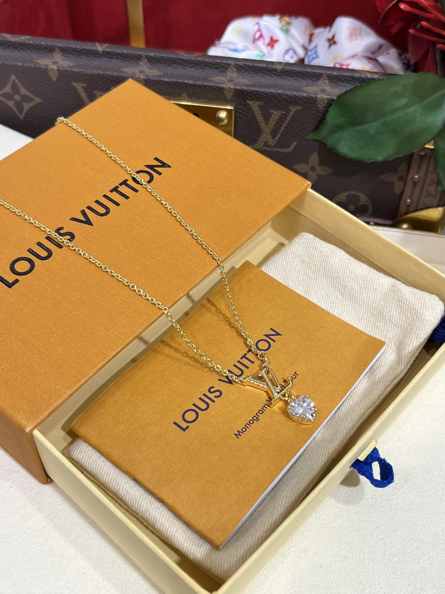 NO:647746,Necklace arrived today 88180 25 years new love diamond gold letter pendant necklace. The combination of love diamond and classic logo is simple and refreshing. Effortlessly fashionable daily matching is super beautiful. YB same brass material, hand-inlaid zirconium, necklace, Cartier high-end jewelry19860909今日到货项链88180  25年新款爱心钻金色字母吊坠项链 爱心钻与经典logo的搭配 简单清爽 毫不费力的时髦日常搭配超好看 yb一样黄铜材质,手工镶嵌锆,,necklace,卡迪亚高端饰品,Jewelry