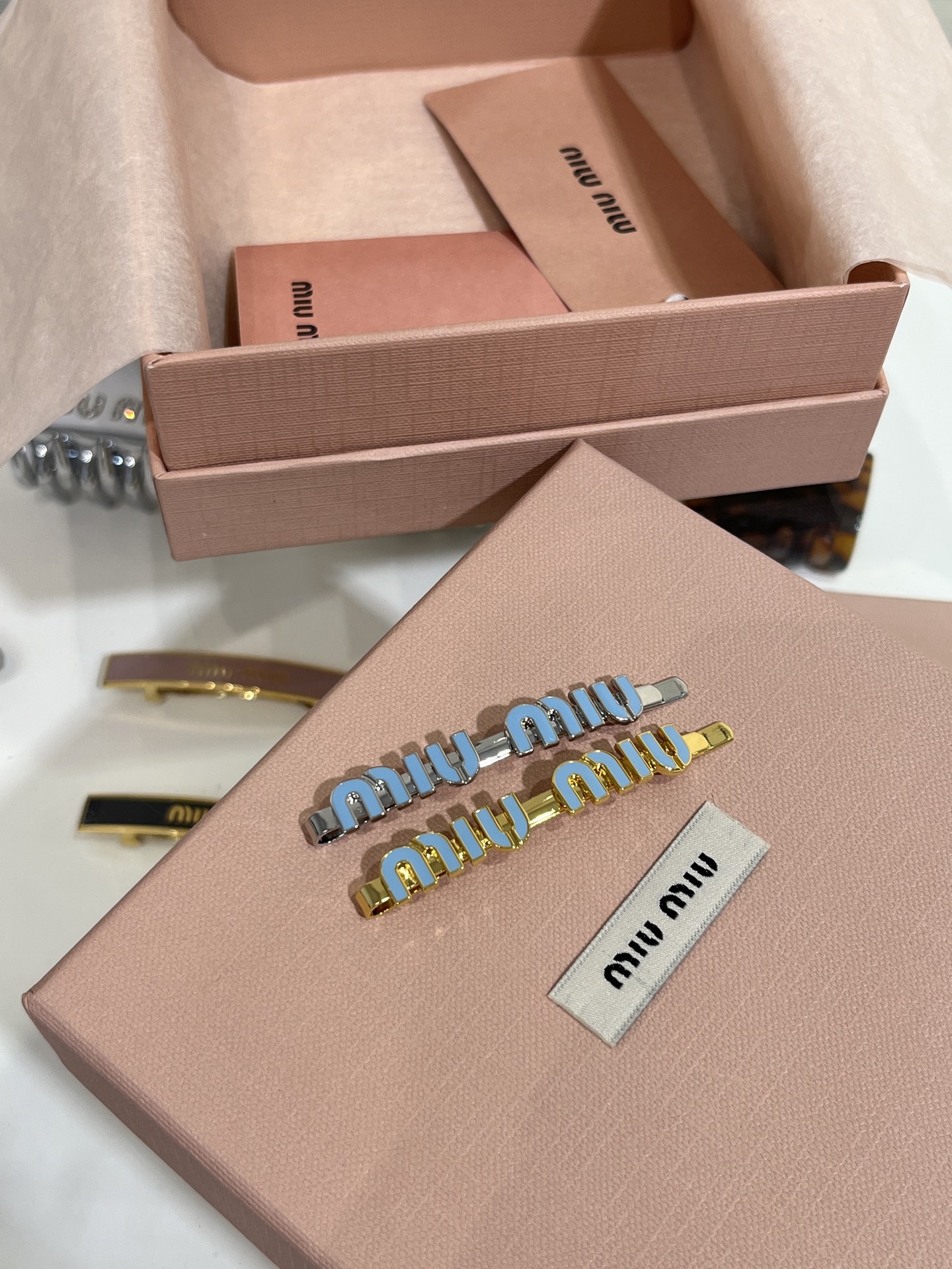 NO:632385,Single piece 88180, new color purchased from yb New haze blue enamel letter clip Enamel letter metal clip Sweet and rustic Can be used to clip bangs and clip broken hair, super practical The atmosphere is just right Simple and exquisite Same brass material as yb Enamel craftsmanship Top version, Cardia high-end jewelry19860909单只88180, 新色购入yb 新款雾霾蓝色珐琅字母一字夹 珐琅字母金属一字夹 又甜又飒 可以用来夹刘海、夹碎发,超级实用 氛围感拿捏得刚刚好 简简单单又精致 yb一样黄铜材质 珐琅工艺 顶级版本,,卡迪亚高端饰品,Jewelry