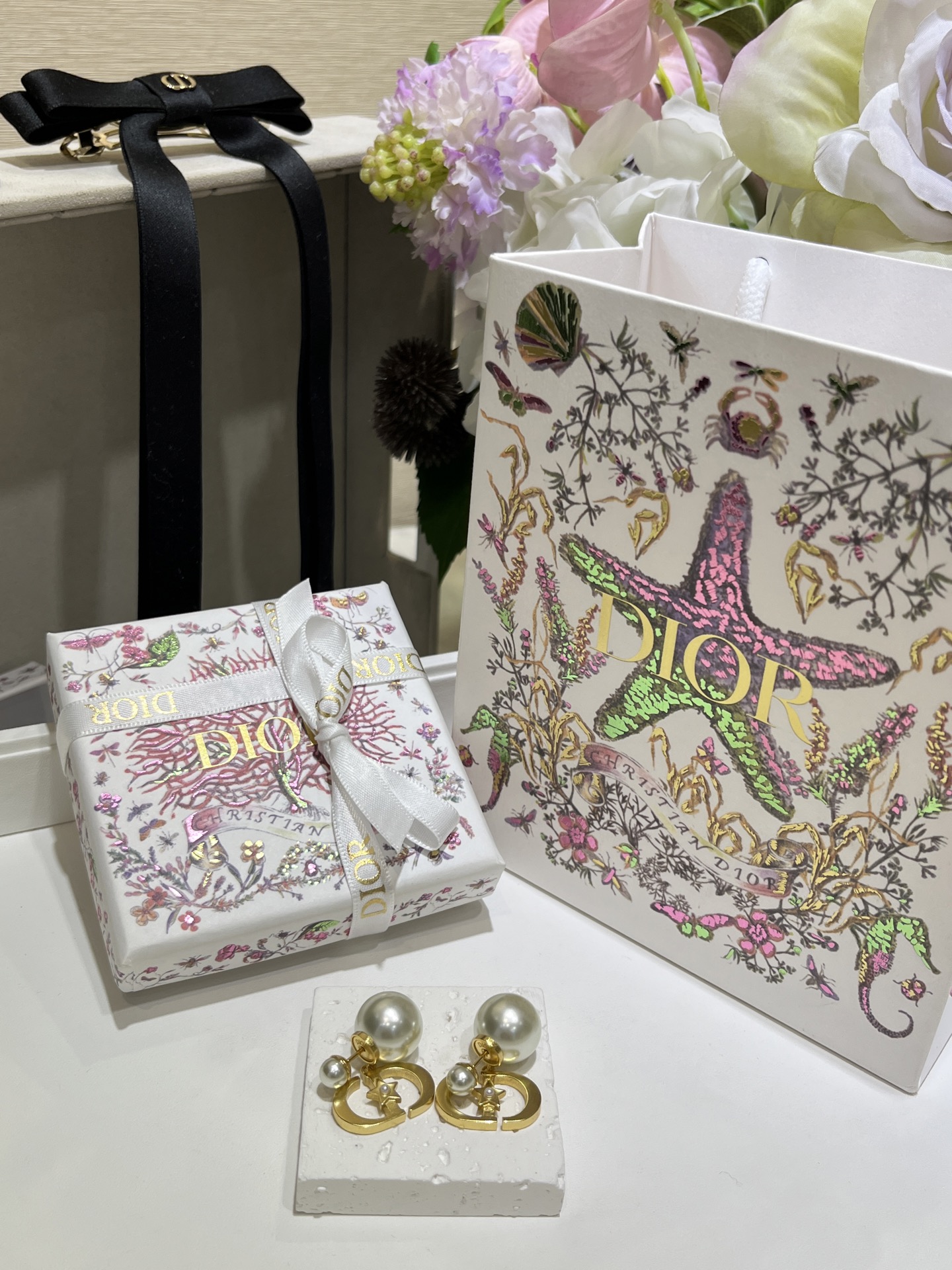 NO:632422,88170. Today’s new purchase is yb’s 25-year new golden star CD pearl double ball earrings. The five-pointed star is embellished with a millet bead in the middle. It is smart and playful. It has a girlish feeling of nobility and is very textured. The same brass material as yb. Customized pearls. Top version. Matched fine frosted hardware, earrings, Cardia high-end jewelry.1986090988170.今日新品购入yb 25年新款金色星星CD珍珠双球耳环 五角星中间点缀一颗小米珠 灵动又俏皮 少女心贵气感并存实物很有质感 yb一样黄铜材质 定制珍珠 顶级版本 对版细磨砂五金,,earrings,卡迪亚高端饰品,Jewelry