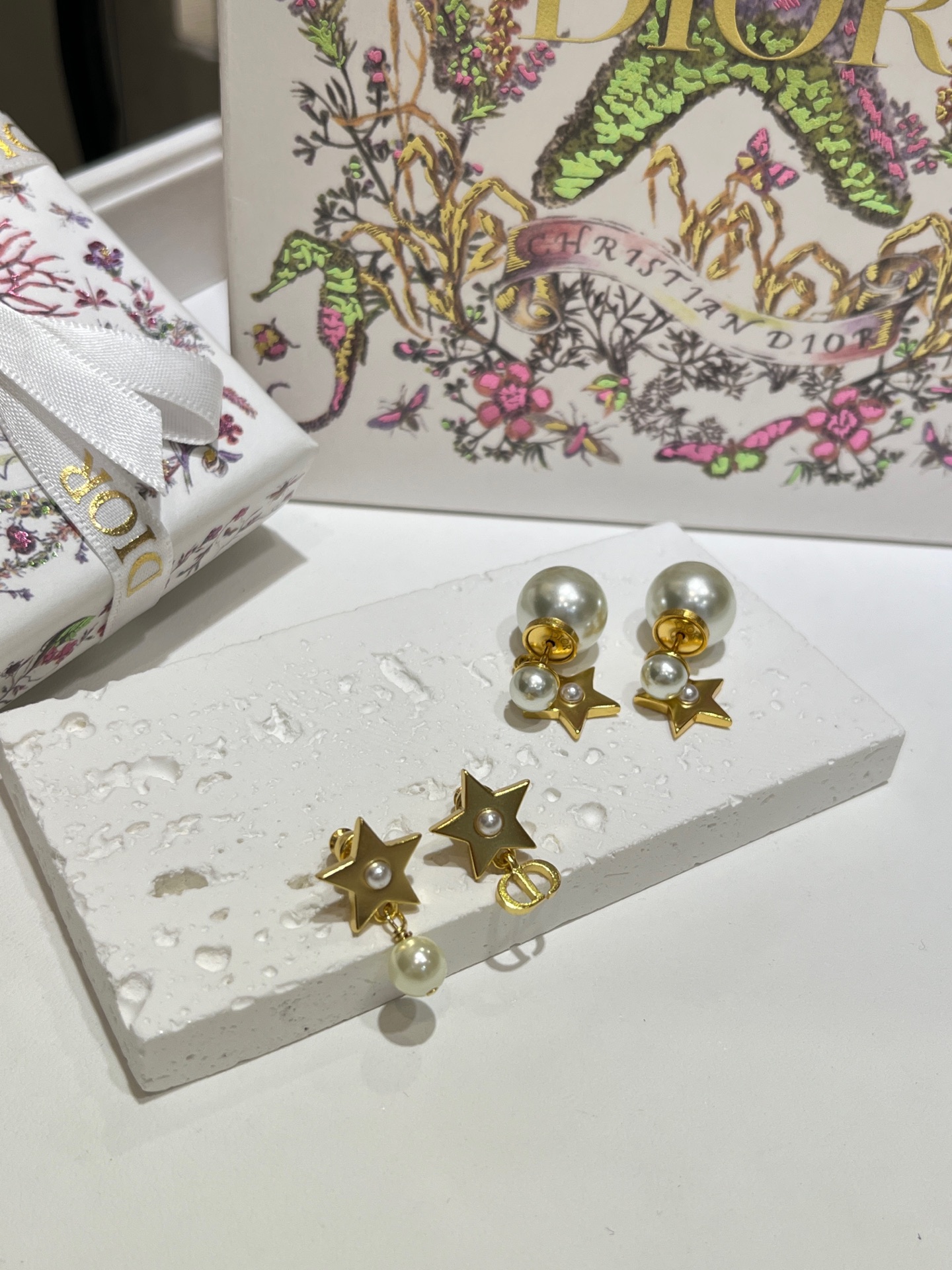 NO:632420,88150, today's new product purchase yb 25 years new golden star CD pearl pendant earrings. The five-pointed star is embellished with a millet bead in the middle. Smart and playful. CD pearl asymmetric design. A must-have for summer atmosphere. Same brass material as yb. Customized pearls. Top version. Matched fine frosted hardware, Cardia high-end jewelry.1986090988150,今日新品购入yb 25年新款金色星星CD珍珠吊坠耳钉 五角星中间点缀一颗小米珠 灵动又俏皮 CD珍珠不对称设计 夏日氛围感必备 yb一样黄铜材质 定制珍珠 顶级版本 对版细磨砂五金,,卡迪亚高端饰品,Jewelry