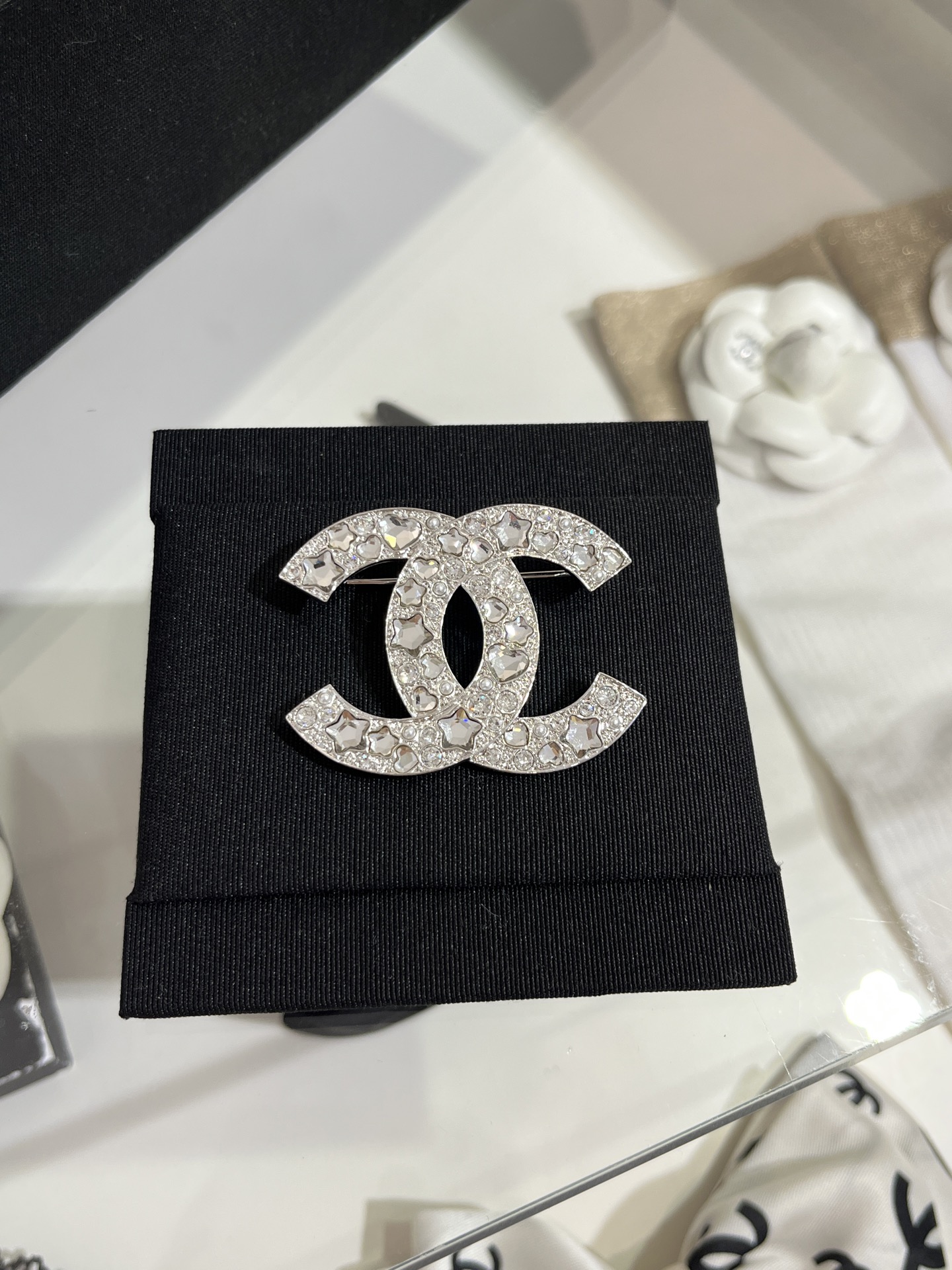 NO:677946,88220 Silver brooch arrived today. 25 new star crystal and pearl double C brooch. Love star crystal + pearl + rhinestone. Very heavy-duty combination. It is a basic double C brooch with super rich elements. It feels like high-end jewelry. It is recommended to buy it. Brass material like yb. Swarovski diamond. Customized stone, brooch, breastpin, Cardia high-end jewelry.1986090988220 今日到货银色胸针 25新款星星水晶拼珍珠双C胸针 爱心星星水晶+珍珠+水钻 很重工的搭配 是元素超级丰富的基础双C款胸针～ 感觉很有高级珠宝的味道 推荐入手 yb一样黄铜材质 施华洛钻 定制石头,,brooch，breastpin,卡迪亚高端饰品,Jewelry