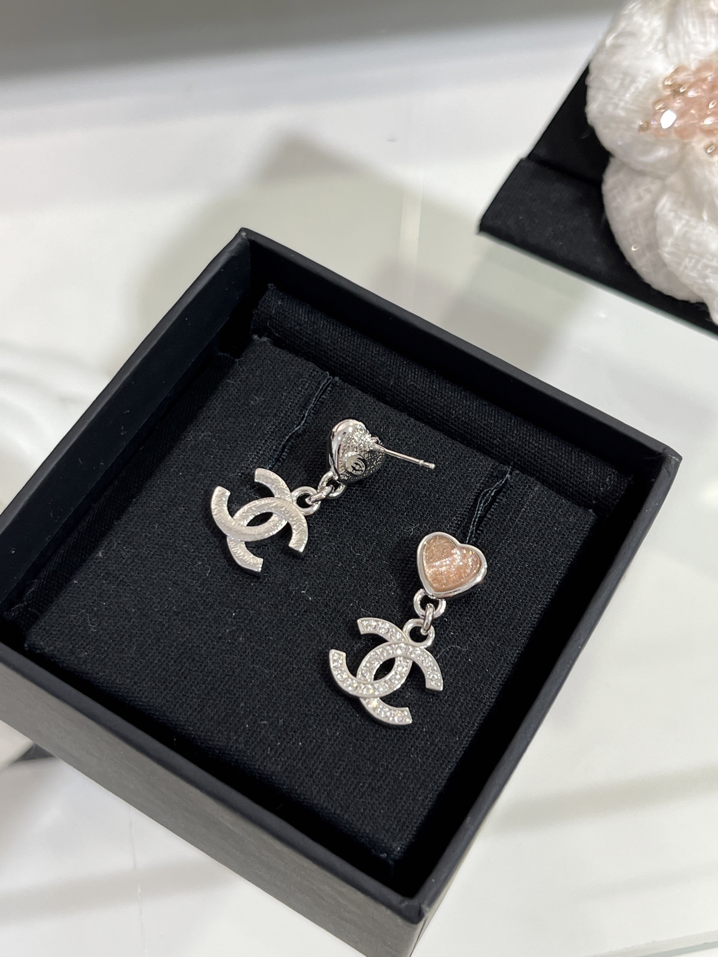 NO:634275,88160 arrived today and bought yb 25 new pink small love silver full diamond double C stud earrings. There are sequins in the resin. They look sparkling and very watery. The color is pink, sweet but not greasy. I love it. The same brass material as yb. Swarovski diamonds. Customized high-end resin. Top version, Cardia high-end jewelry.1986090988160今日到货购入yb 25新款粉色小爱心银色满钻双C耳钉 树脂里面有亮片 显得波光粼粼很水灵 对版颜色肉粉色好乖 甜而不腻太爱了 yb一样黄铜材质施华洛钻 定制高级树脂 顶级版本,,卡迪亚高端饰品,Jewelry