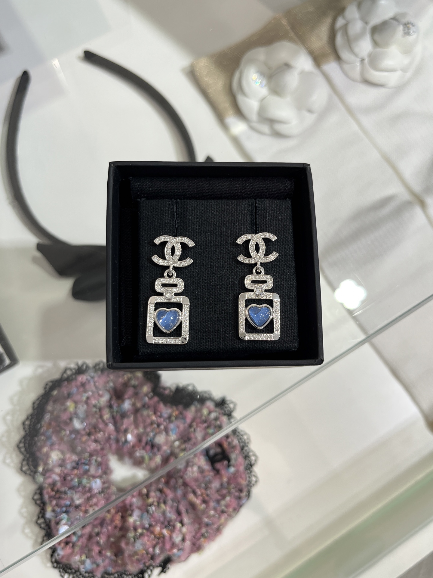 NO:632731,88180, Perfume bottle arrived today. 25 new blue love silver full diamond double C perfume bottle stud earrings. The matching of the blue love hollow perfume bottle is amazing. There are sequins in the resin, which looks sparkling and watery. The color version is recommended for this season. The details are super exquisite. YB-like brass material. Swarovski diamond. Customized high-end resin. Stud earrings with packaging box. Top version, earrings, Cardia high-end jewelry.1986090988180,今日到货香水瓶 25新款蓝色爱心银色满钻双C香水瓶耳钉 蓝色小爱心镂空香水瓶的搭配太绝了 树脂里面有亮片 显得波光粼粼很水灵 对版颜色本季爆款推荐 细节超级精致 yb一样黄铜材质 施华洛钻 定制高级树脂 耳钉耳环带包装盒 顶级版本,,earrings,卡迪亚高端饰品,Jewelry