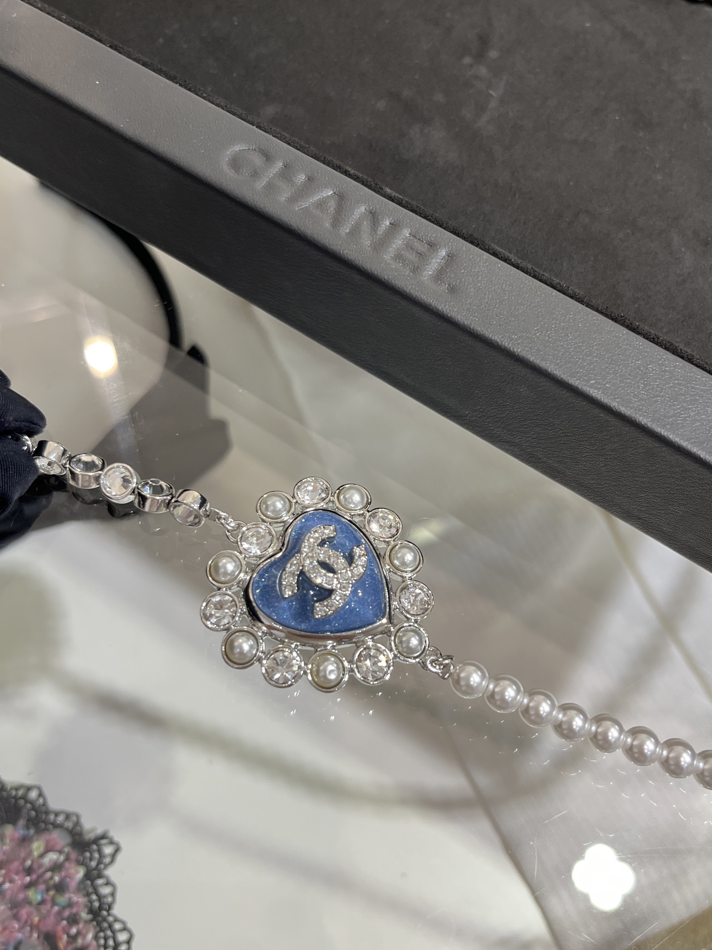 编号XXL0863
今日新品🩵毛衣链
𝑪𝒉𝒂𝒏𝒆𝒍 25。新款蓝色爱心银色满钻双C珍珠毛衣链
树脂里面有