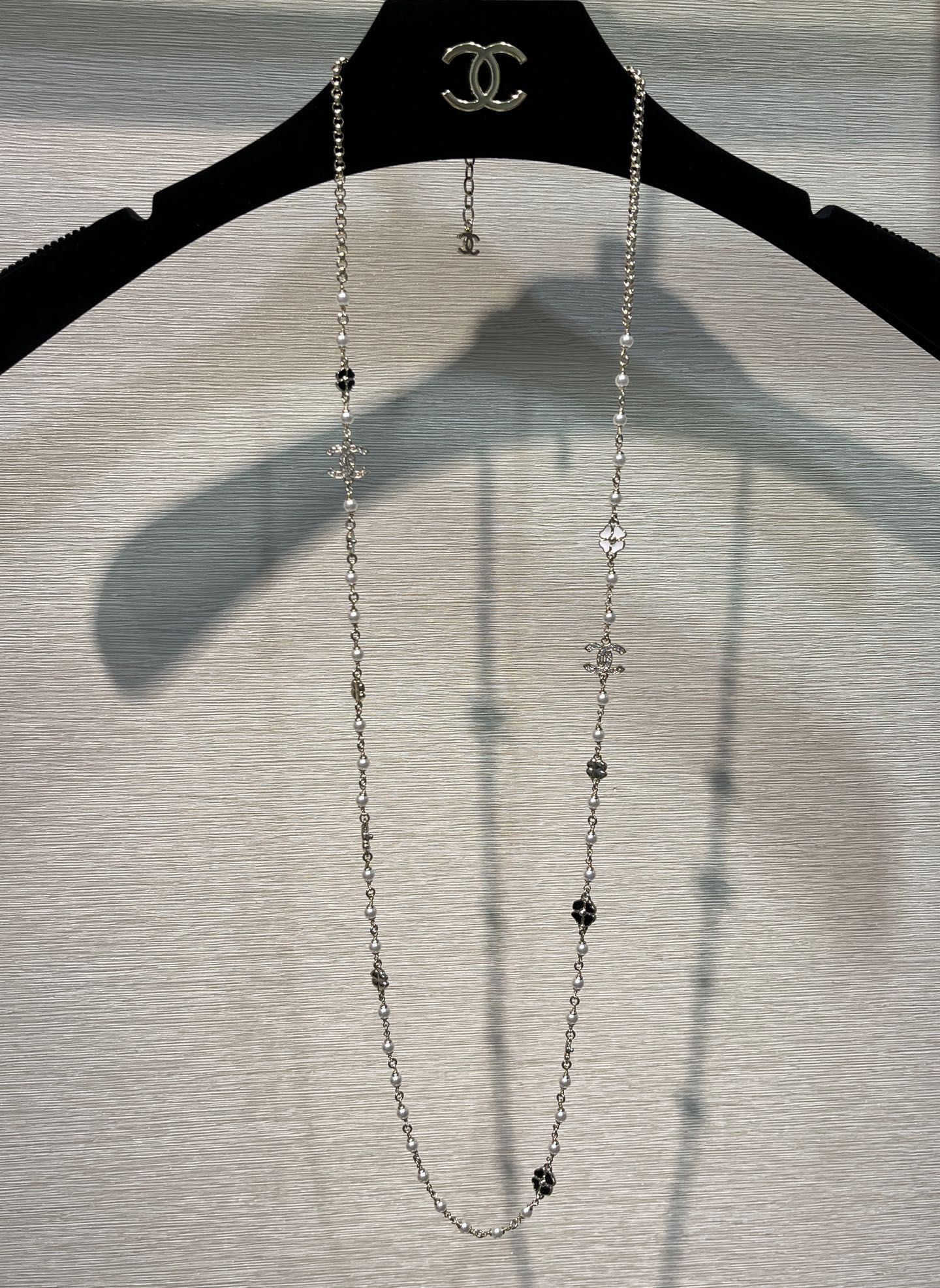 NO:635672,88380 Sweater chain arrived today. 25 new enamel four-leaf clover camellia full diamond double C necklace sweater chain. It can be a long sweater chain, or it can be worn in 2 circles. The black and white color camellia has the atmosphere of a rich family. The same brass material as yb. Swarovski diamonds. Enamel craftsmanship. Top version, sweaters, necklace, Cardia high-end jewelry.1986090988380今日到货毛衣链 25新款珐琅四叶草山茶花满钻双C项链毛衣链 可以一圈长毛衣链,也可以绕2圈叠戴 黑白配色山茶花很有富家千金氛围感 yb一样黄铜材质 施华洛钻 珐琅工艺 顶级版本,,sweaters,necklace,卡迪亚高端饰品,Jewelry