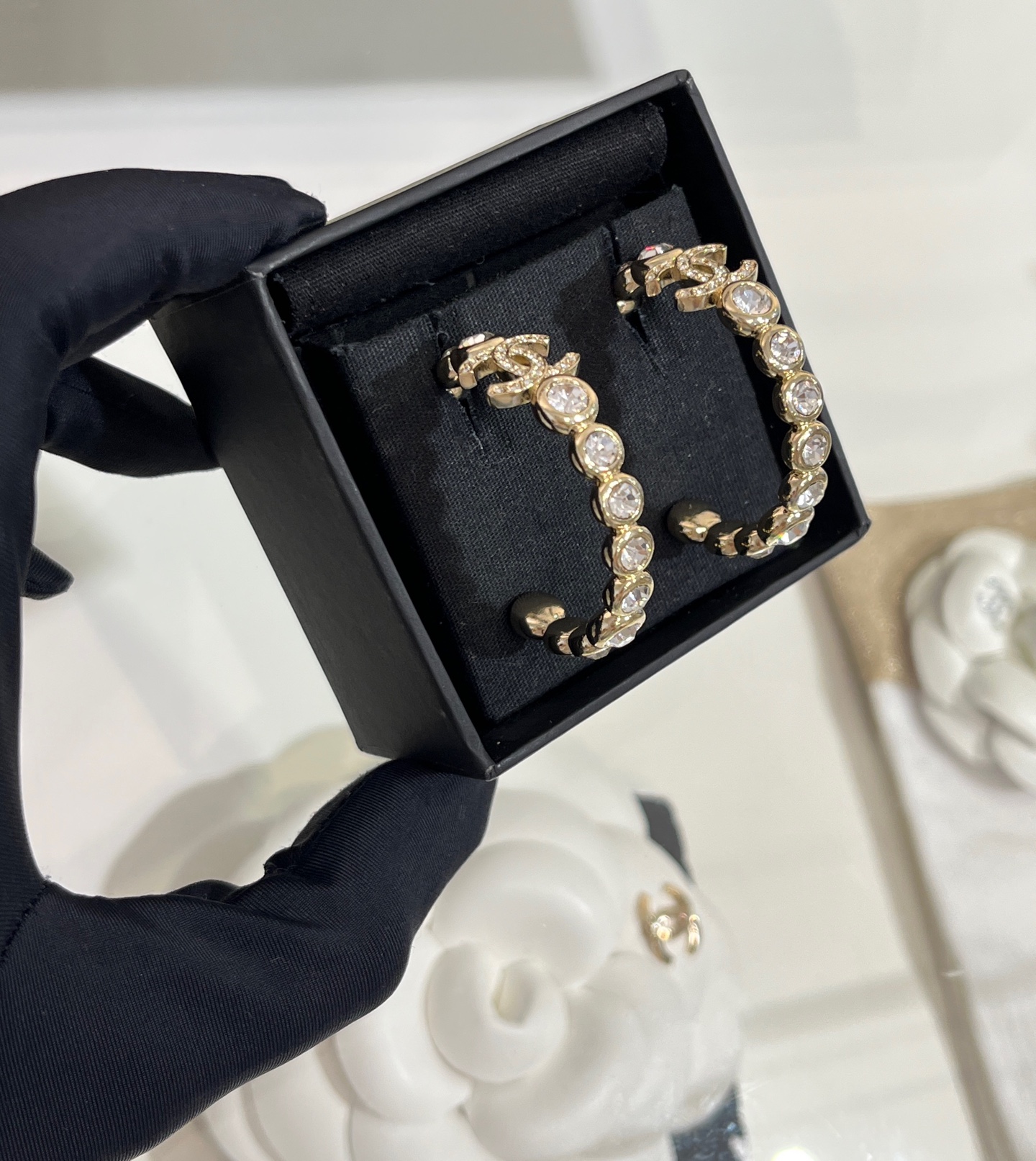 NO:632896,Today's new big earrings 25s new light gold double C full diamond semi-circle earrings earrings, bubble diamond row diamond earrings, shiny and very healing~ Casual, fashionable and cool girl's visual sense, the upper ears are very conspicuous, the same yb brass material custom crystal, you can earn 88180,,earrings,Cardia high-end jewelry19860909今日新品大耳圈 25s新款浅金色双C满钻半圆耳环耳圈 泡泡钻排钻耳圈 闪亮亮的很治愈心情～ 休闲时髦酷girl即视感 上耳很显脸小 yb一样黄铜材质定制水晶 买到赚到88180,,earrings,卡迪亚高端饰品,Jewelry