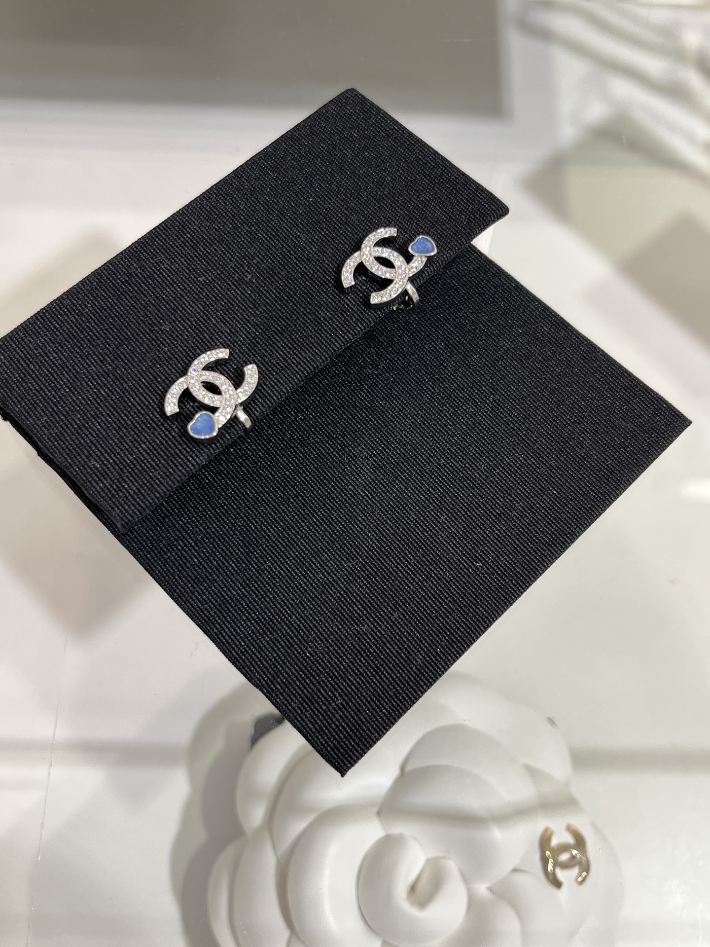 NO:633409,88180. Today’s new purchase yb ear clip 25 new blue small love silver full diamond double C ear clip mini blue small love color healing and refreshing, very summer ~ a must-have for daily commuting, ear clip style is suitable for everyone Exclusive purchase yb consistent brass material Swarovski diamond, Cartier high-end jewelry1986090988180.今日新品购入yb 耳夹 25新款蓝色小爱心银色满钻双C耳夹 mini蓝色小爱心颜色治愈清新 很夏天～ 日常通勤百搭必备 耳夹款适合所有人 独家购入yb 一致黄铜材质 施华洛钻,,卡迪亚高端饰品,Jewelry