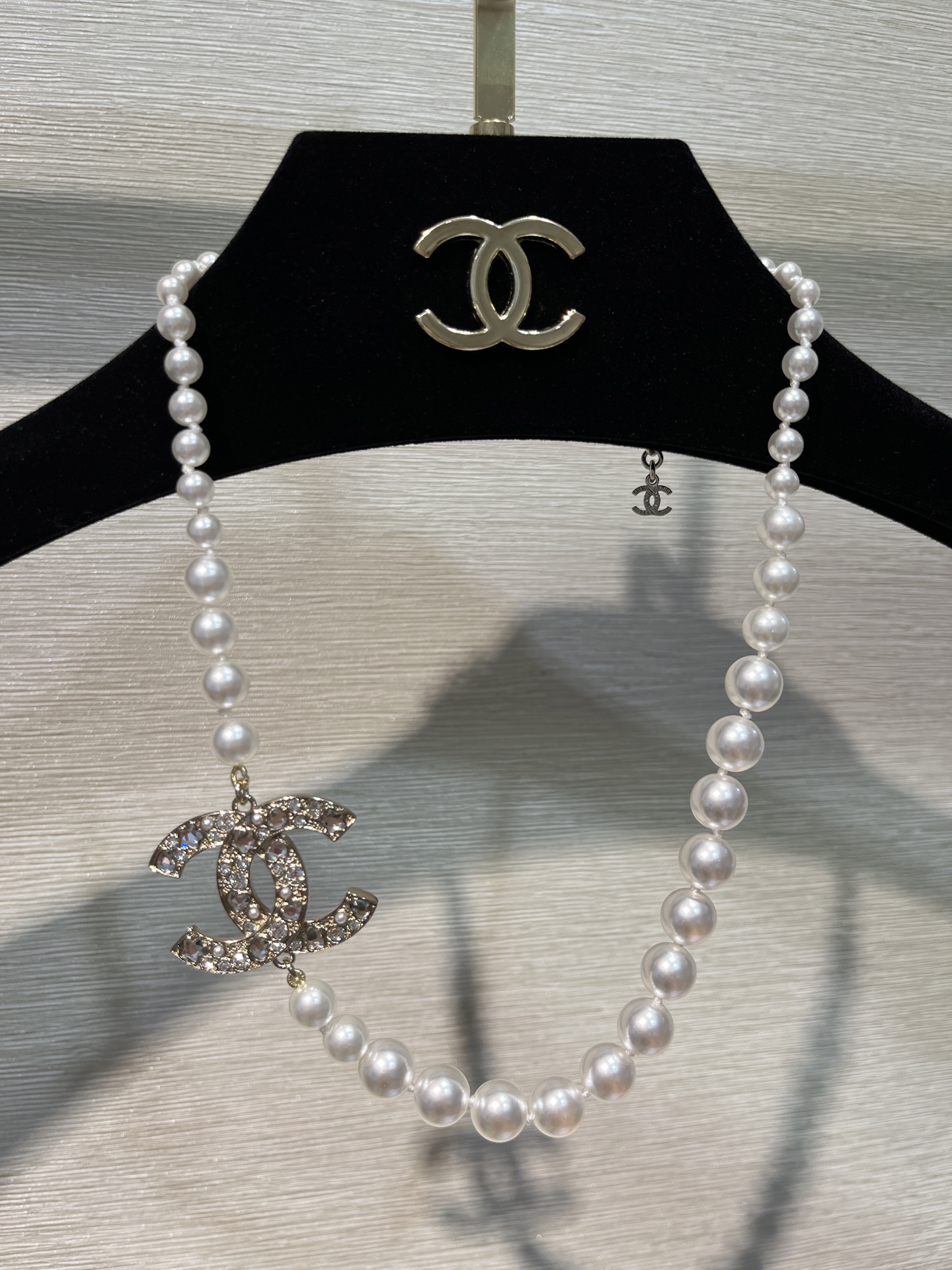 NO:361493,25P new Star Crystal Double C Pearl Necklace Choker The necklace can be adjusted in length, the classic design is out of date. It looks great and beautiful all year round, versatile and high-end, Chanel necklace, chanel, necklace1986090925P新款星星水晶双C珍珠项链choker 项链长短可以调节,经典设计不过时 佩戴上身巨好看一年四季百搭高级,香奈儿项链,chanel,necklace,Jewelry