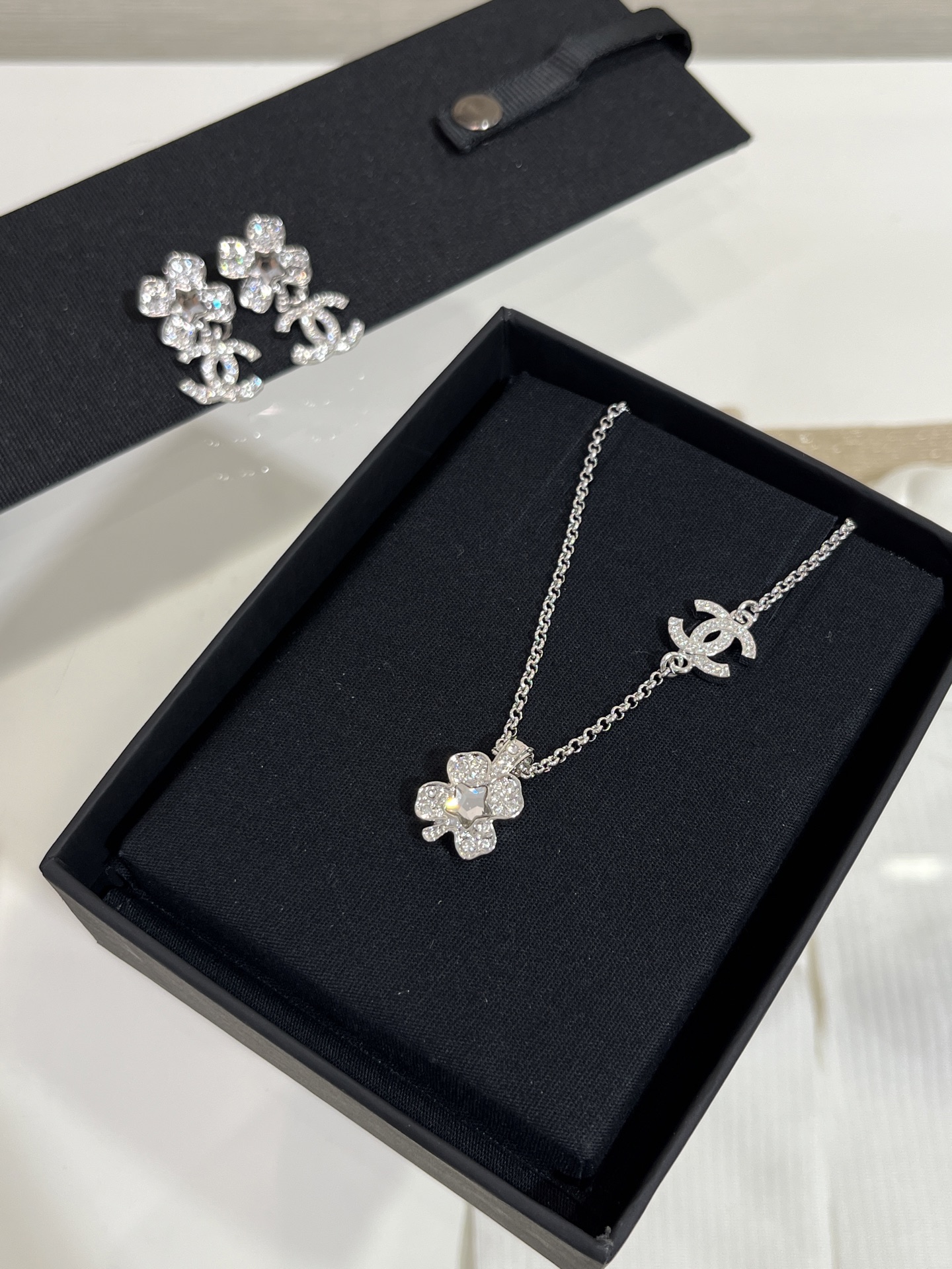 NO:632413,88200. Today’s new product purchase yb silver model 25 new crystal star full diamond four-leaf clover double C necklace Full diamond double C crystal star clover super cute A must-have for beautiful women’s daily exquisite wear The length of the necklace is adjustable, the same brass material as yb Swarovski diamonds Customized crystal, necklace, Cartier high-end jewelry1986090988200.今日新品购入yb 银色款 25新款水晶星星满钻四叶草双C项链 满钻双C水晶星星幸运草超级可爱 美女日常精致穿搭必备 项链长短可调节 yb一样黄铜材质 施华洛钻 定制水晶,,necklace,卡迪亚高端饰品,Jewelry