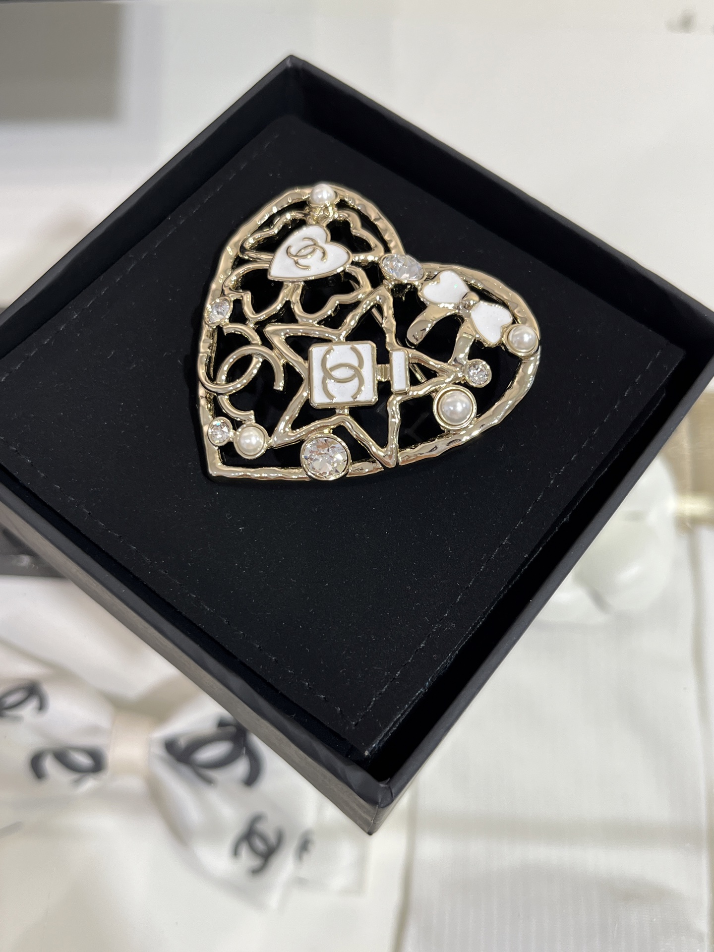 NO:632593,88220, the top version of today's new products. 25 new white enamel double C hollow love brooch. The combination of many classic small fragrance elements is really awesome. There are five-pointed stars, perfume bottles, love hearts, clovers and bows. The white enamel also has sparkling sequins. YB-like brass material + Swarovski diamonds. Bright pink enamel craftsmanship, brooch, breastpin, Cartier high-end jewelry1986090988220,今日新品顶级版本 25新款白色珐琅双C镂空爱心胸针 超多经典小香元素的组合 真的太嗲了 五角星·香水瓶·爱心·幸运草·蝴蝶结都有 白色珐琅里还带着闪闪的亮片 yb一样黄铜材质+施华洛钻 亮粉珐琅工艺,,brooch，breastpin,卡迪亚高端饰品,Jewelry