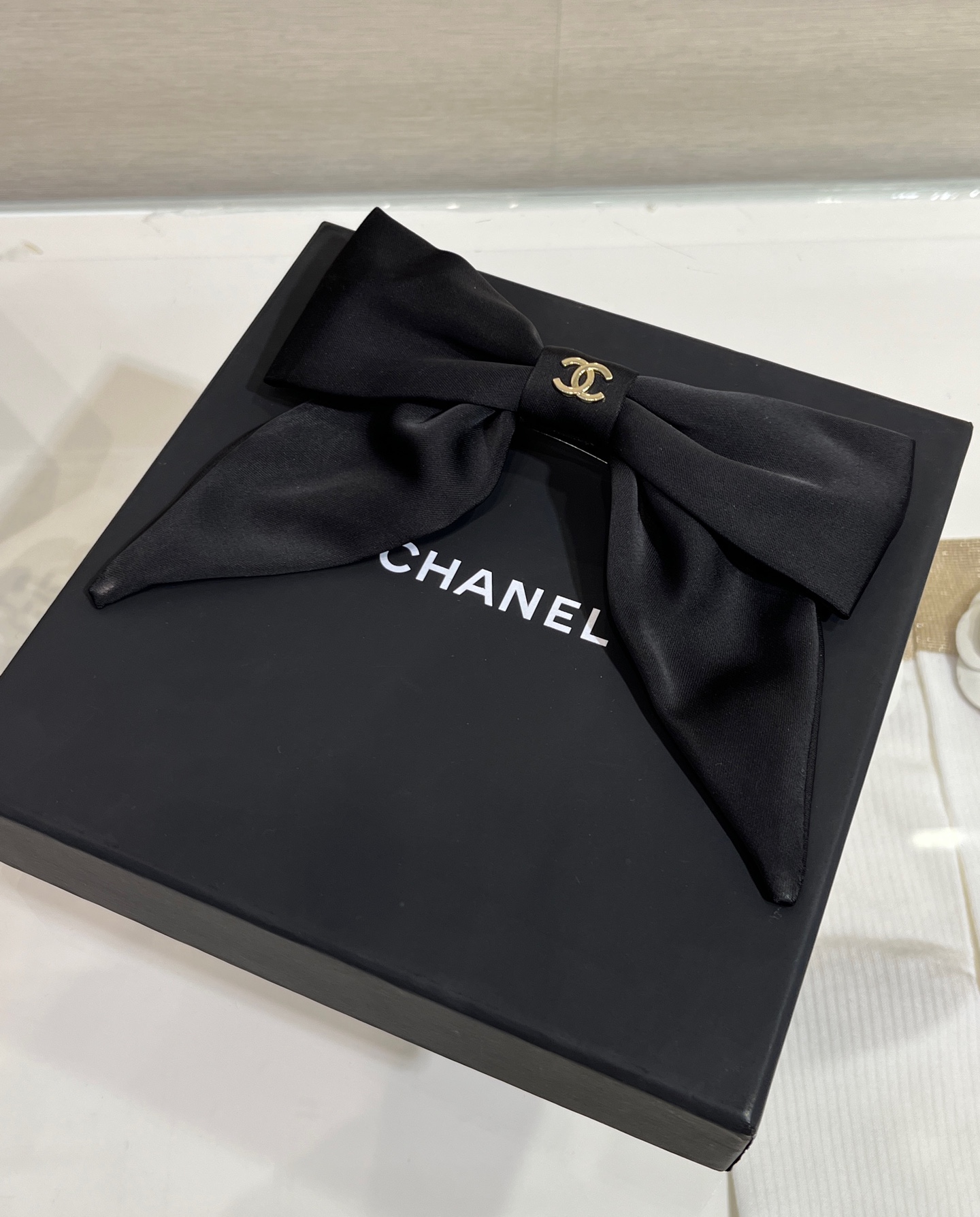 NO:635894,88190. Today’s new hairpins 24 new black bow double C hairpin spring clips. There is no resistance to the bow hairpins. It is a very attractive one. It is simple, classic and very versatile. It is recommended to buy the hot style. It will never go out of style no matter how long it takes. Hairpins, Cardia high-end jewelry1986090988190.今日新品发夹 24新款黑色蝴蝶结双C发夹弹簧夹 对蝴蝶结发夹完全没有抵抗力 很耐看的一枚 简单经典又非常百搭 爆款推荐入手 无论过多久都不过时,,hairpins,卡迪亚高端饰品,Jewelry