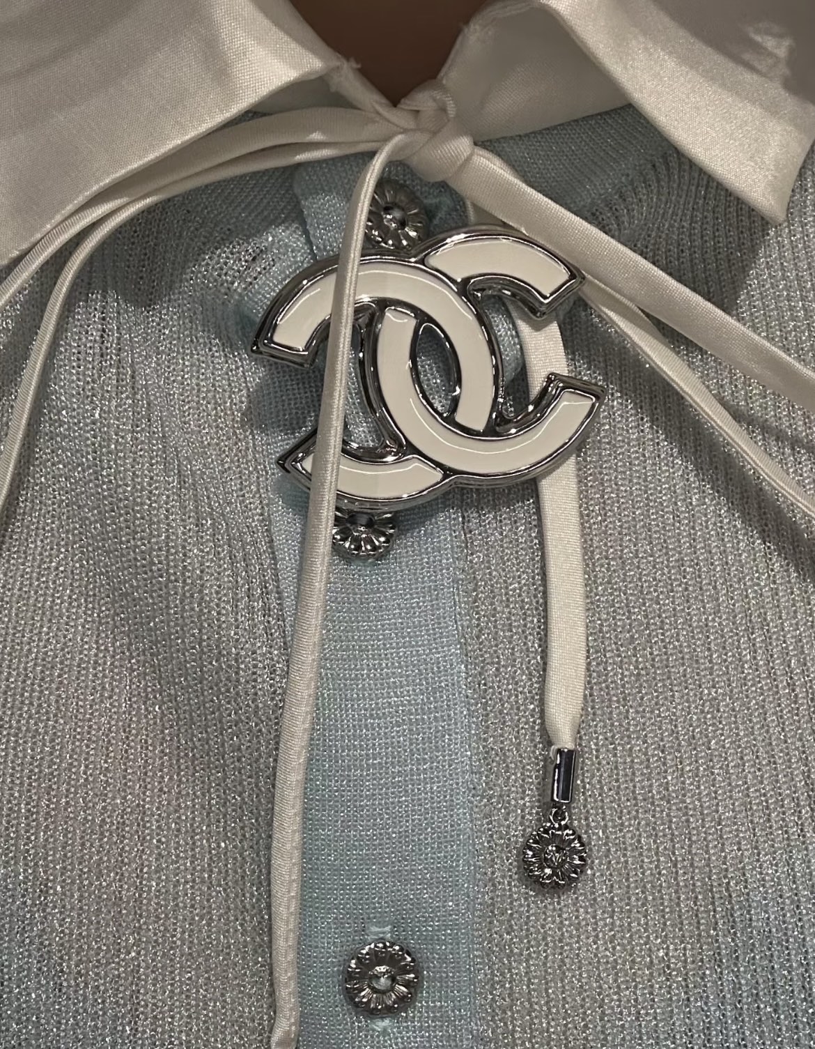 NO:104536,25s white enamel brooch, a hot product that people have been asking about, there are not many spot quantities left, Chanel brooch, chanel, brooch, breastpin1986090925s白色珐琅胸针 一直有人来问的爆款 现货数量剩不多哦,香奈儿胸针,chanel,brooch，breastpin,Jewelry