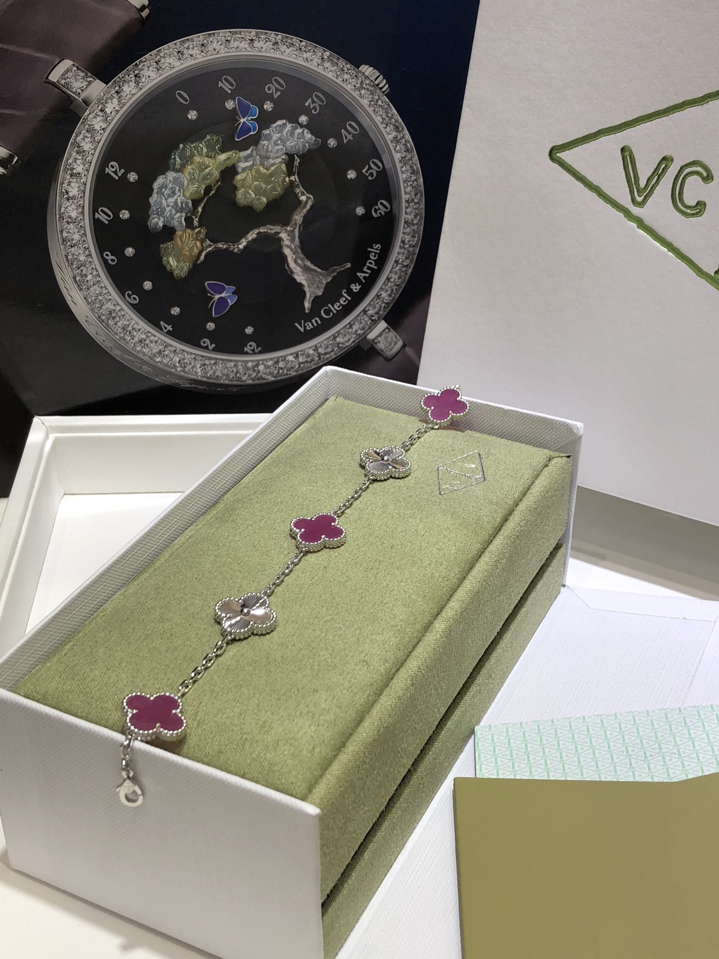 NO:634829,88320. The new color arrived today. VCA four-leaf clover white gold laser chalcedony five-flower bracelet. Fairy pink and purple color. It is really gentle and healing. With white gold laser, it still shines without a diamond. zk real gold chalcedony. Customized 925 sterling silver gold-plated chalcedony &,,bracelet,pure silver,gold plating,Cardia high-end jewelry.1986090988320.今日到货新色 VCA四叶草白金色镭射紫玉髓五花手链 仙女粉紫色系 真的太温柔治愈了 搭配白金色镭射 不带一颗钻依然闪爆 zk真金紫玉髓 定制款925纯银镀金紫玉髓  &,,bracelet,pure silver,gold plating,卡迪亚高端饰品,Jewelry