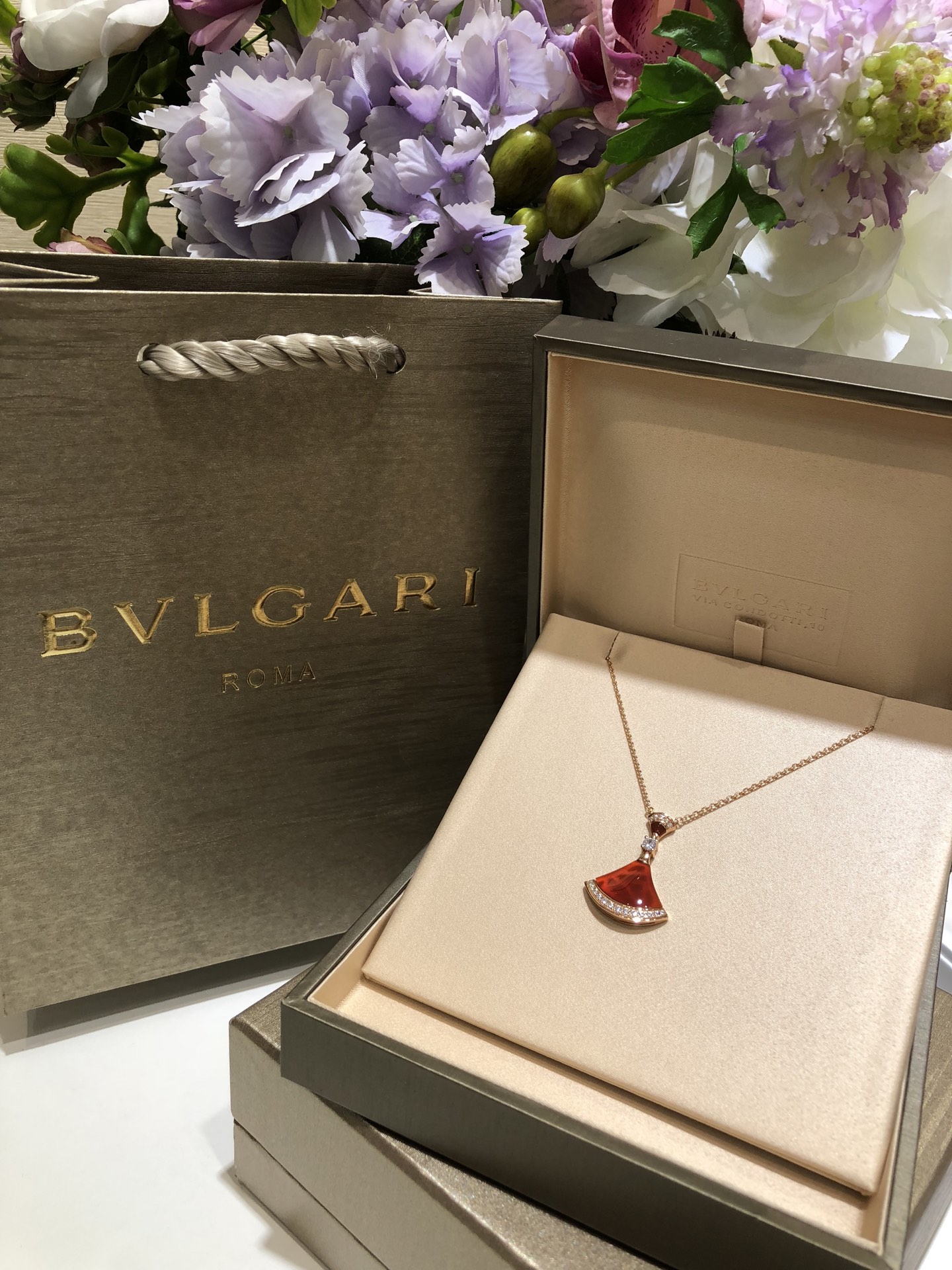 NO:635007,88280, high-end jewelry series large fan inlaid with diamonds and red agate rose gold necklace. The red onyx is really invincible and makes it look feminine. It looks amazing when worn on the upper body!  The more you look at it, the more advanced it becomes. ZK real gold, real diamonds + red agate. More than 4w on the official website. Customized 925 silver gold-plated zircon + red agate, necklace, gold plating, Cartier high-end jewelry.1986090988280, 高级珠宝系列 大号扇子镶钻红玛瑙玫瑰金项链 红玛瑙真的无敌显白 气质女人味～ 佩戴上身太惊艳了！越看越高级 zk真金真钻+红玛瑙 官网4w多 定制925银镀金锆石+红玛瑙,,necklace,gold plating,卡迪亚高端饰品,Jewelry