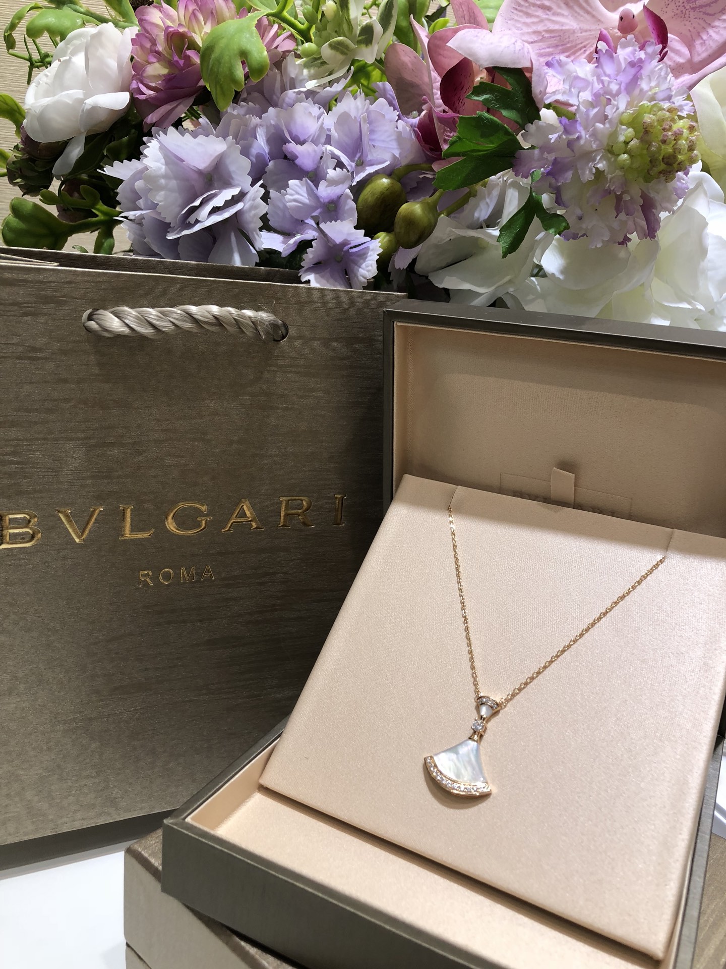 NO:635952,88280 Ready stock High-end jewelry series Large fan-set diamond white mother-of-pearl rose gold necklace The light refracted from different angles by the white mother-of-pearl is so beautiful. It has its own gentle atmosphere. The color matching is really high-end, elegant and versatile zk real gold and diamond pearl white shell Customized 925 silver gold-plated zircon pearl white shell Bulgari necklace requires picture packaging plus 40,,bvlgari,necklace,gold plating,Cardia high-end jewelry1986090988280 现货 高级珠宝系列 大号扇子镶钻白贝玫瑰金项链 白贝母不同角度折射出的光线简直太美了 自带温柔气息 配色真的高级优雅又百搭 zk真金真钻珍珠白贝壳 定制925银镀金锆石珍珠白贝壳 宝格丽项链需要图片包装另加40,,bvlgari,necklace,gold plating,卡迪亚高端饰品,Jewelry