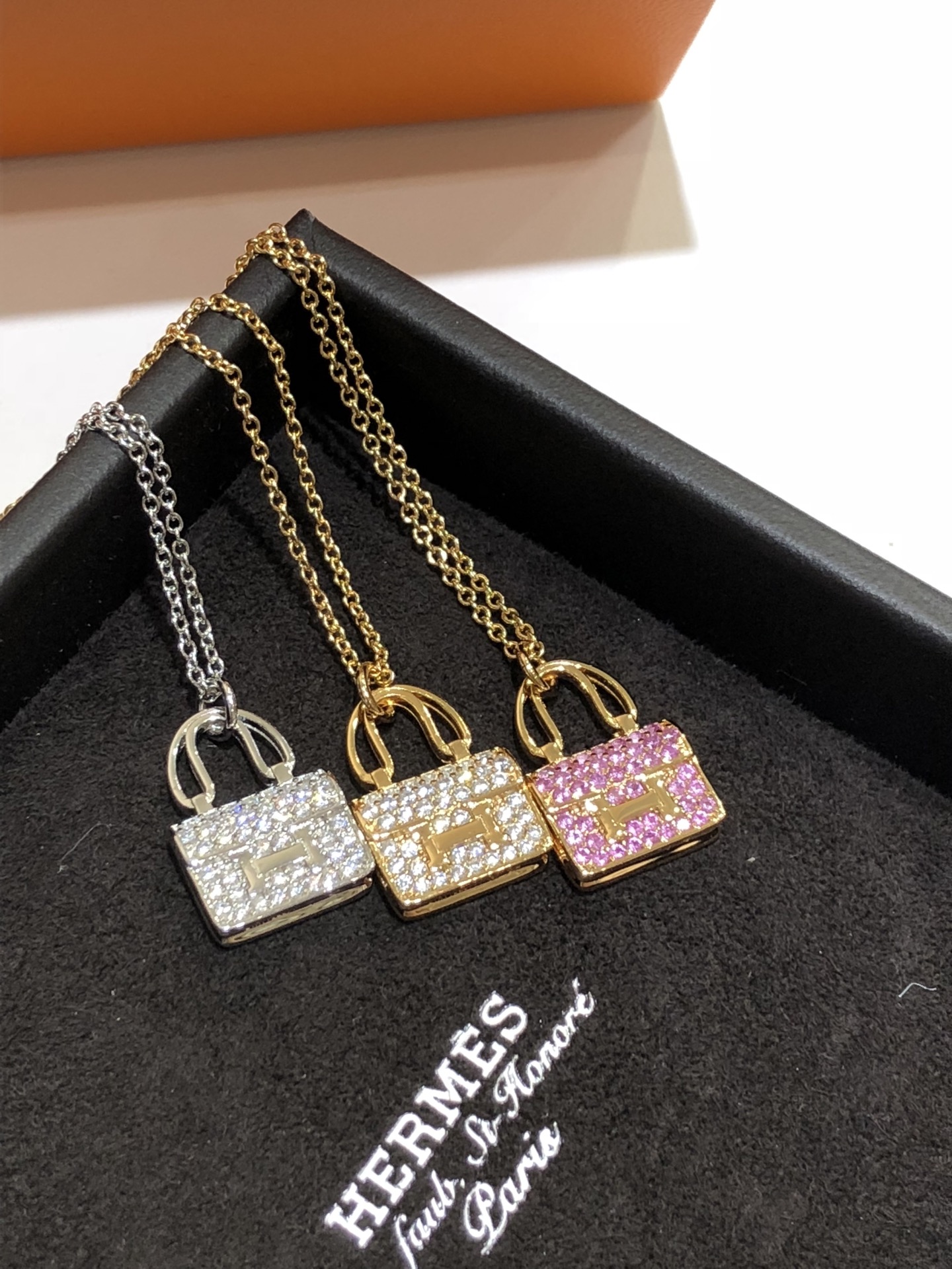 NO:632764,88280 Three colors available in stock. High-end jewelry series full-diamond Kangkang necklace. The first choice item for white and rich celebrities to buy even if the goods are not available. ZK real gold and real diamonds. Customized s925 silver gold-plated inlaid zircon. White gold & rose gold & pink diamond. Three colors available. Ready-made necklace with packaging box, necklace, gold plating, Cartier high-end jewelry.1986090988280 三色可选现货 高级珠宝系列满钻康康项链 白富美名媛配货不配货也要买的首选单品 zk真金真钻 定制s925银镀金镶嵌锆石 白金色&.玫瑰金色&粉钻 三色可选 现货项链带包装盒,,necklace,gold plating,卡迪亚高端饰品,Jewelry