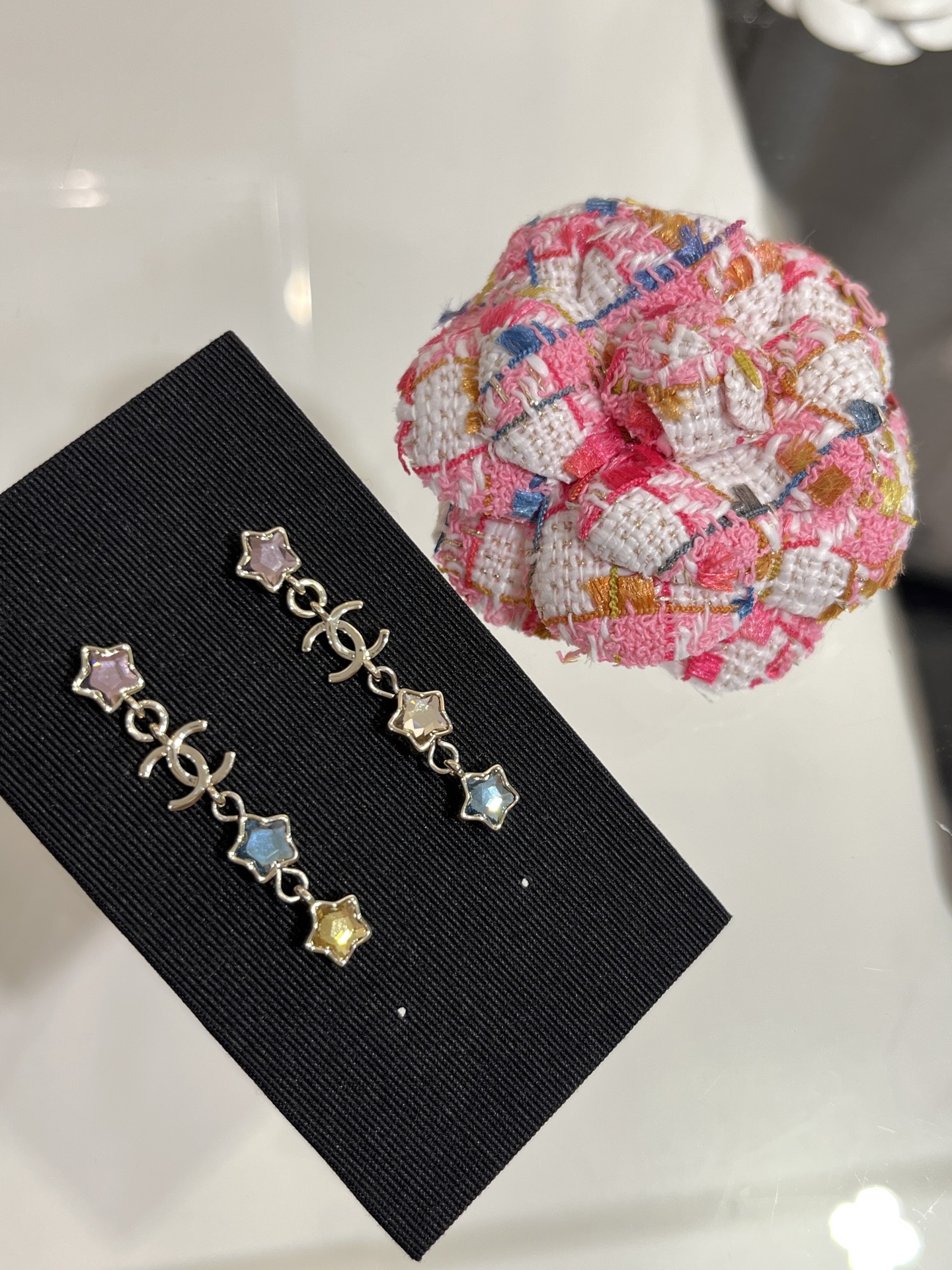 NO:359586,New long earrings, 25P new color crystal star gold double C earrings, like a string of crystal stars sugar vitality and cute girly feeling, the upper ear swings are so beautiful, Chanel earrings, chanel19860909新品长款耳钉 25P新款彩色水晶星星金色双C耳钉 像一串水晶星星糖元气可爱少女感十足 上耳摆动太美了,香奈儿耳钉,chanel,Jewelry