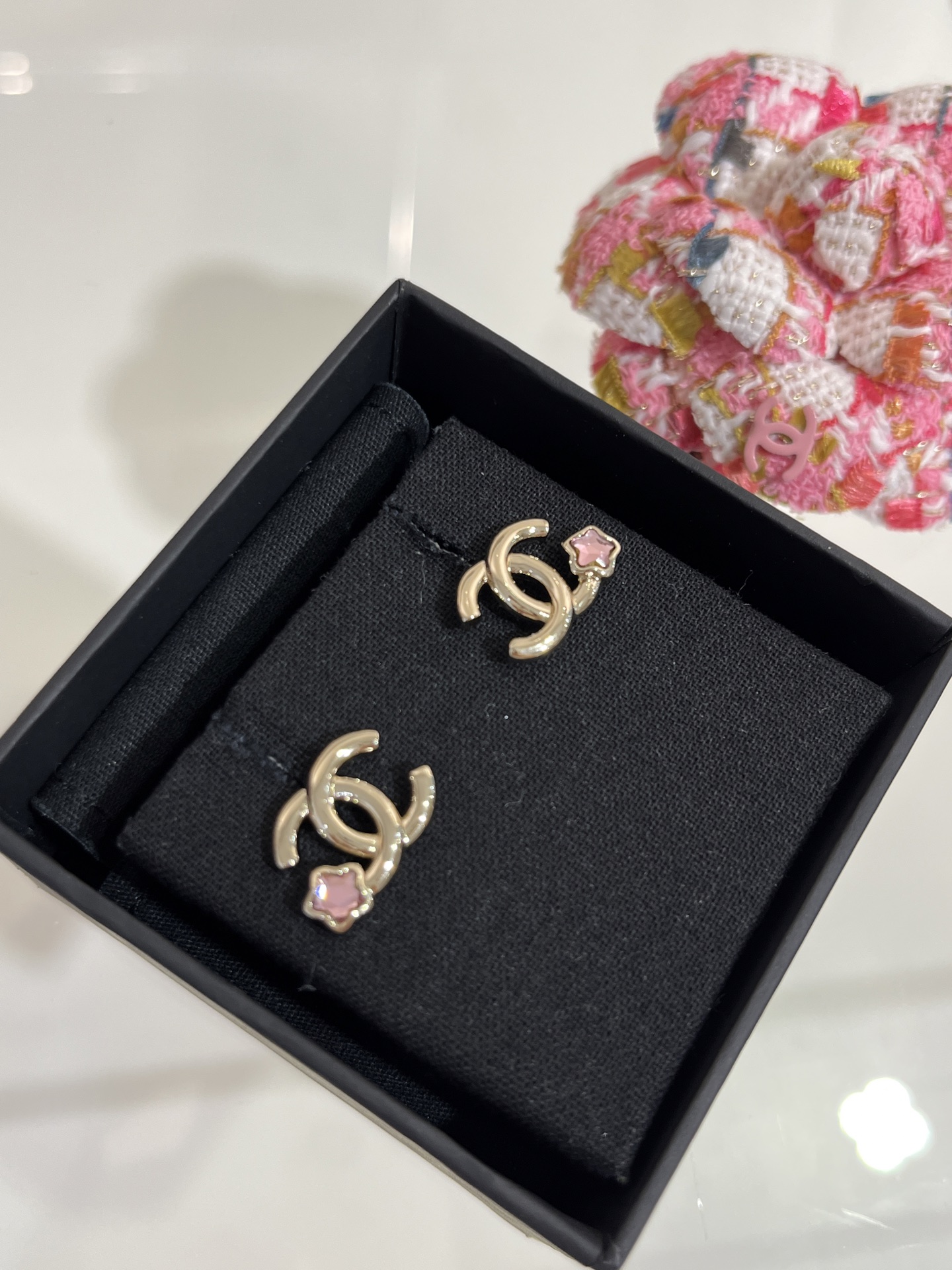 NO:633087,Today’s new products are basic earrings. 25 new pink crystal star gold double C earrings. Mini pink star glossy metal classic double C. Perfect for daily commuting. Elegant and girly. It feels like American Sweetheart Barbie. Very suitable for summer. yb consistent brass material. Customized crystal, Cartier high-end jewelry.19860909今日新品基础款耳钉 25新款粉色水晶星星金色双C耳钉 mini粉色小星星光面金属经典双C 日常通勤太好搭配啦 贵气又少女 很有美式甜心芭比的感觉 好适合夏天 yb一致黄铜材质 定制水晶,,卡迪亚高端饰品,Jewelry