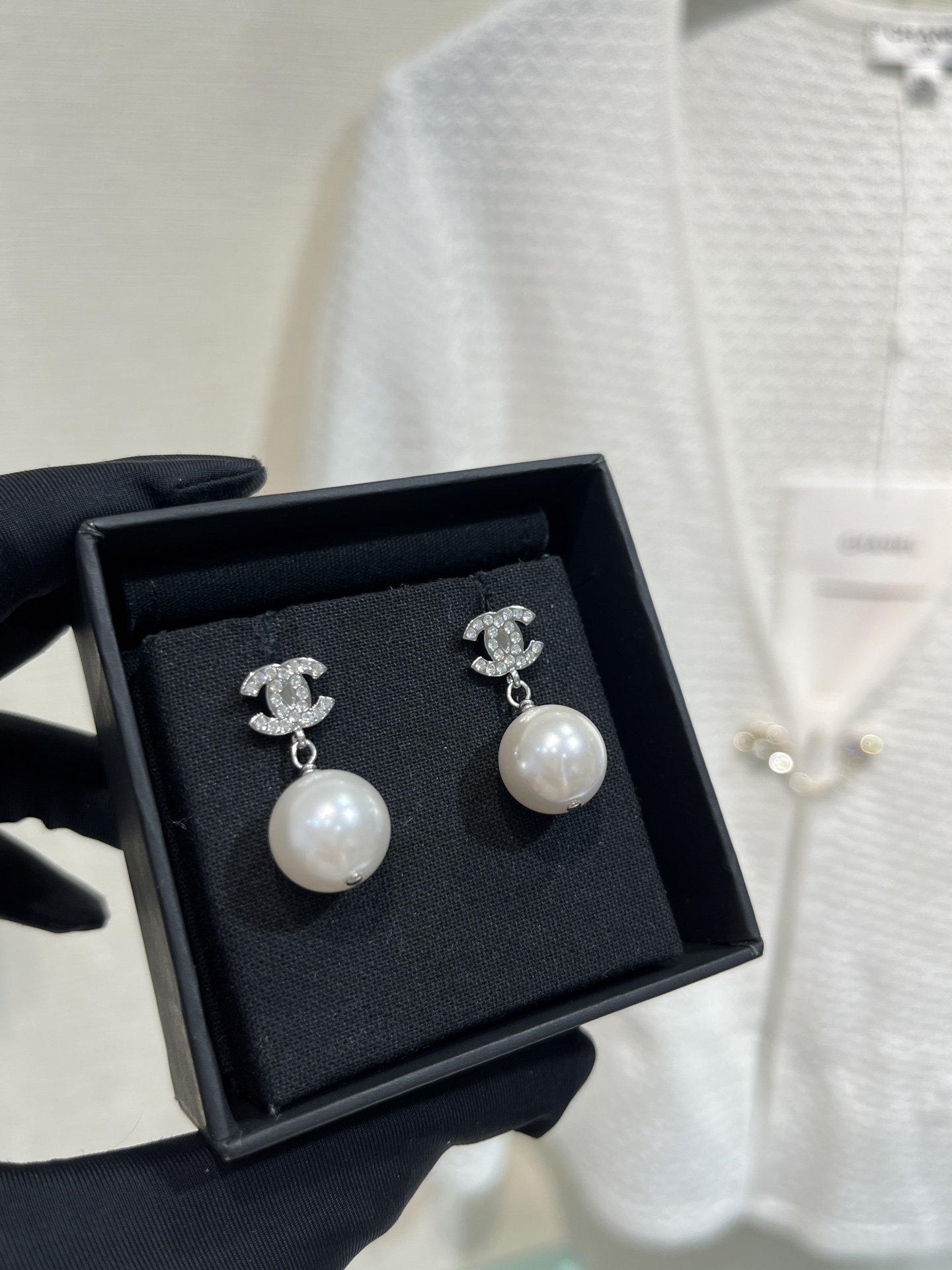 NO:634647,88160, classic return. Many customers are looking for this classic small size full diamond double C pearl pendant earrings. Classic and perfect. Versatile and exquisite for daily dating and commuting. Gentle, white, rich and beautiful temperament that makes you close your eyes. YB-like brass material, Swarovski crystal, customized pearls, Cartier high-end jewelry1986090988160,经典返场好多客户找这款 经典小号size满钻双C珍珠吊坠耳钉 经典不出错 日常约会通勤百搭精致 妥妥的温柔白富美气质闭眼入了 yb一样黄铜材质 施华洛水晶 定制珍珠,,卡迪亚高端饰品,Jewelry