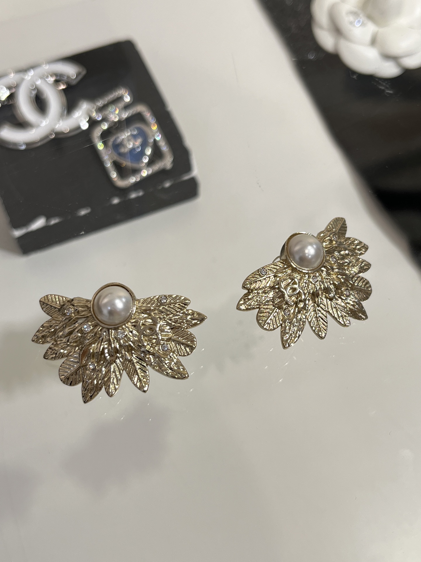 NO:632447,88220, today’s new ear clip model, 25s new gold feather pearl ear clip model, looks like bird feathers and wheat leaves, very jewelry-like, the ear clip model is so considerate, suitable for everyone to wear, made of brass like yb, customized pearls, Cartier high-end jewelry1986090988220,今日新品耳夹款 25s新款金色羽毛珍珠耳夹款 像飞鸟羽毛 又像麦穗叶子 很有珠宝感 耳夹款太贴心了所有人都适合佩戴 yb一样黄铜材质 定制珍珠,,卡迪亚高端饰品,Jewelry