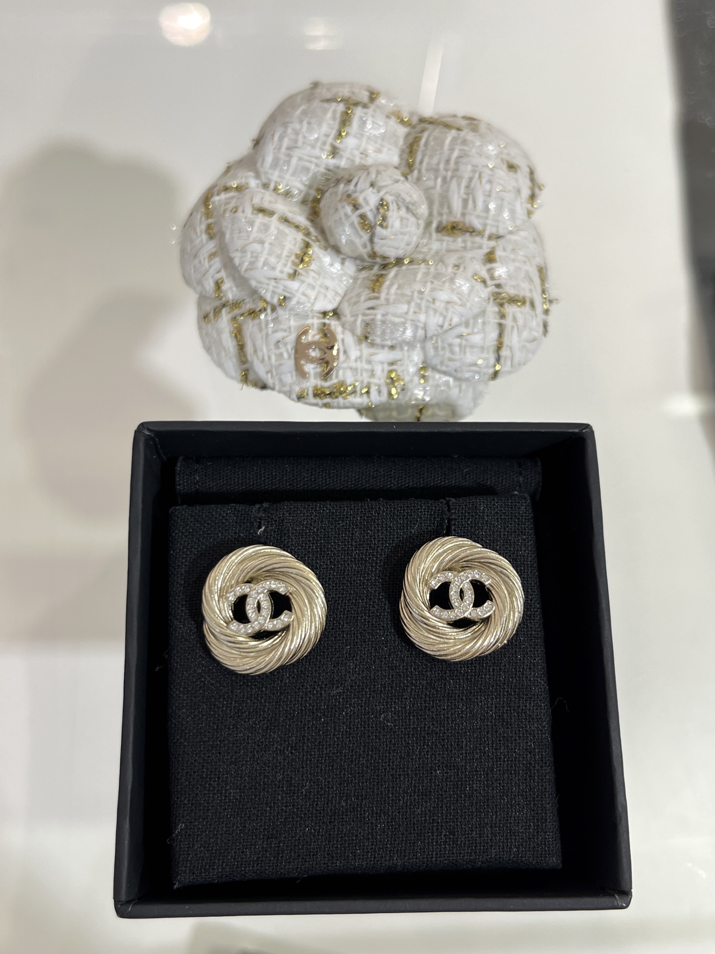 NO:632410,88170. Arrive today and buy yb 25s new gold full diamond double C brushed round stud earrings. Rotating brushed hollow ring. It has a retro vintage feel. The size is very daily. Suitable for office workers and students. The same brass material as yb, Swarovski diamonds. Top version. Stud earrings with packaging box, earrings, Cardia high-end jewelry.1986090988170.今日到货购入yb 25s新款金色满钻双C拉丝圆形耳钉 旋转拉丝镂空圆环 很有复古vintage感觉 尺寸很日常 上班族学生党随意搭都合适 yb一样黄铜材质施华洛钻 顶级版本 耳钉耳环带包装盒,,earrings,卡迪亚高端饰品,Jewelry