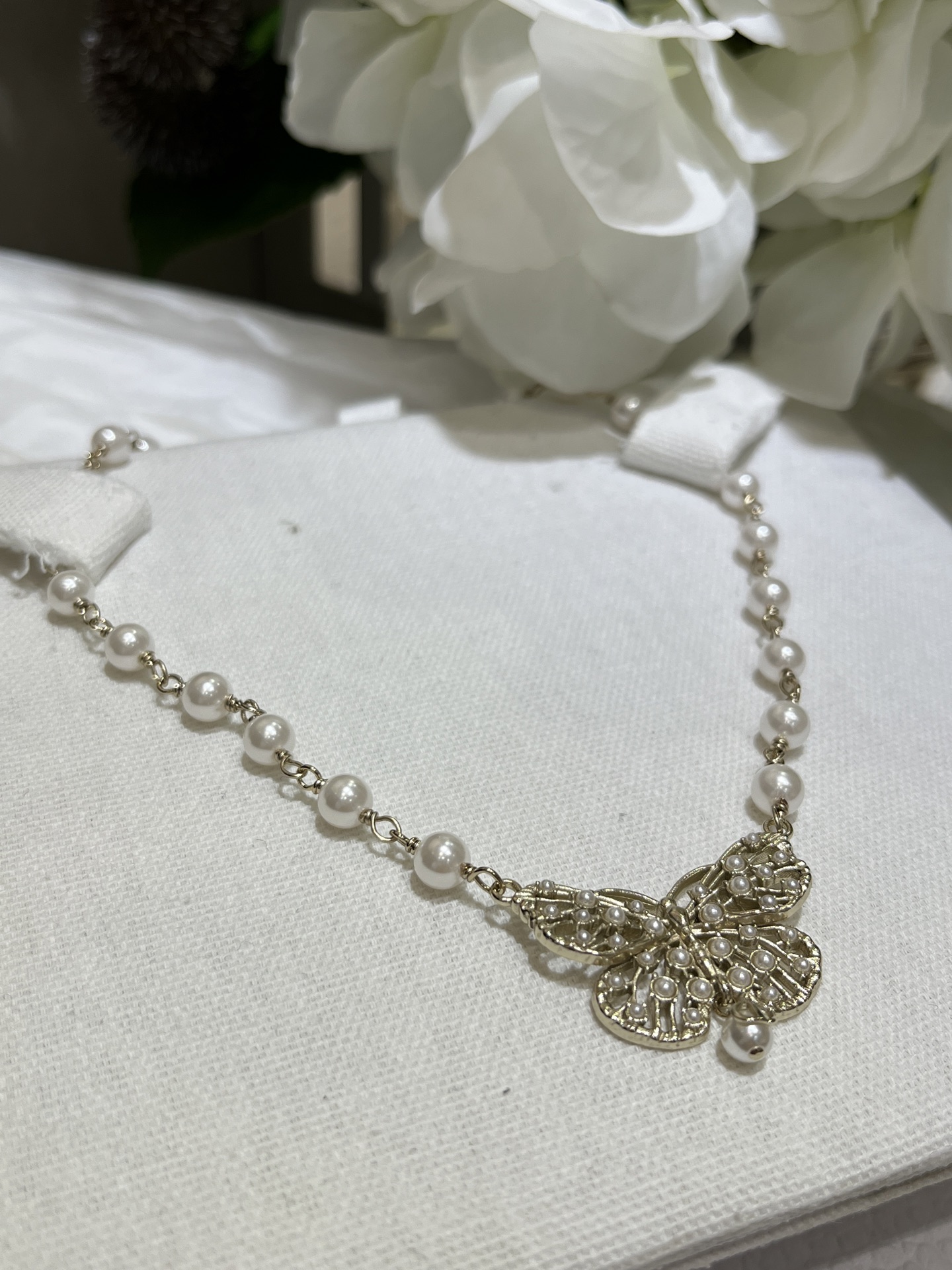 NO:633083,Today’s new necklace hot sale 25 years new hollow millet bead butterfly pendant pearl necklace small pearls embellished with hollow metal butterfly veins and bones It’s so fairy ~ the sense of nobility and sweetness are just right balance yb consistent brass material customized pearls matching light gold, necklace, Cartier high-end jewelry19860909今日新品项链爆款 25年新款镂空小米珠蝴蝶吊坠珍珠项链 小珍珠点缀镂空金属蝴蝶脉络骨骼 太仙了～贵气感与甜美感平衡得刚刚好 yb一致黄铜材质 定制珍珠 对版浅金色,,necklace,卡迪亚高端饰品,Jewelry