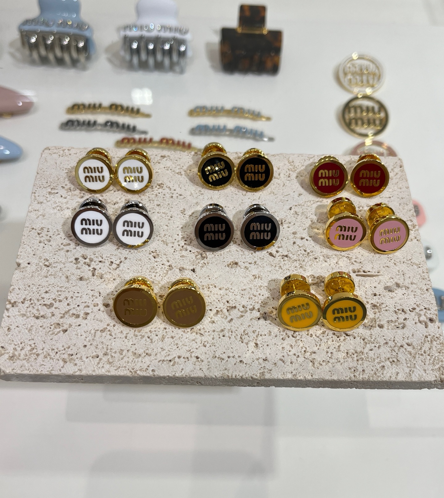 𝐌𝐈𝐔𝐌𝐈𝐔新款珐琅字母纽扣耳钉合集

八色可选⚠️极简高级少女感💕
购入yb定制 金属耳座cnc珠宝工艺 
