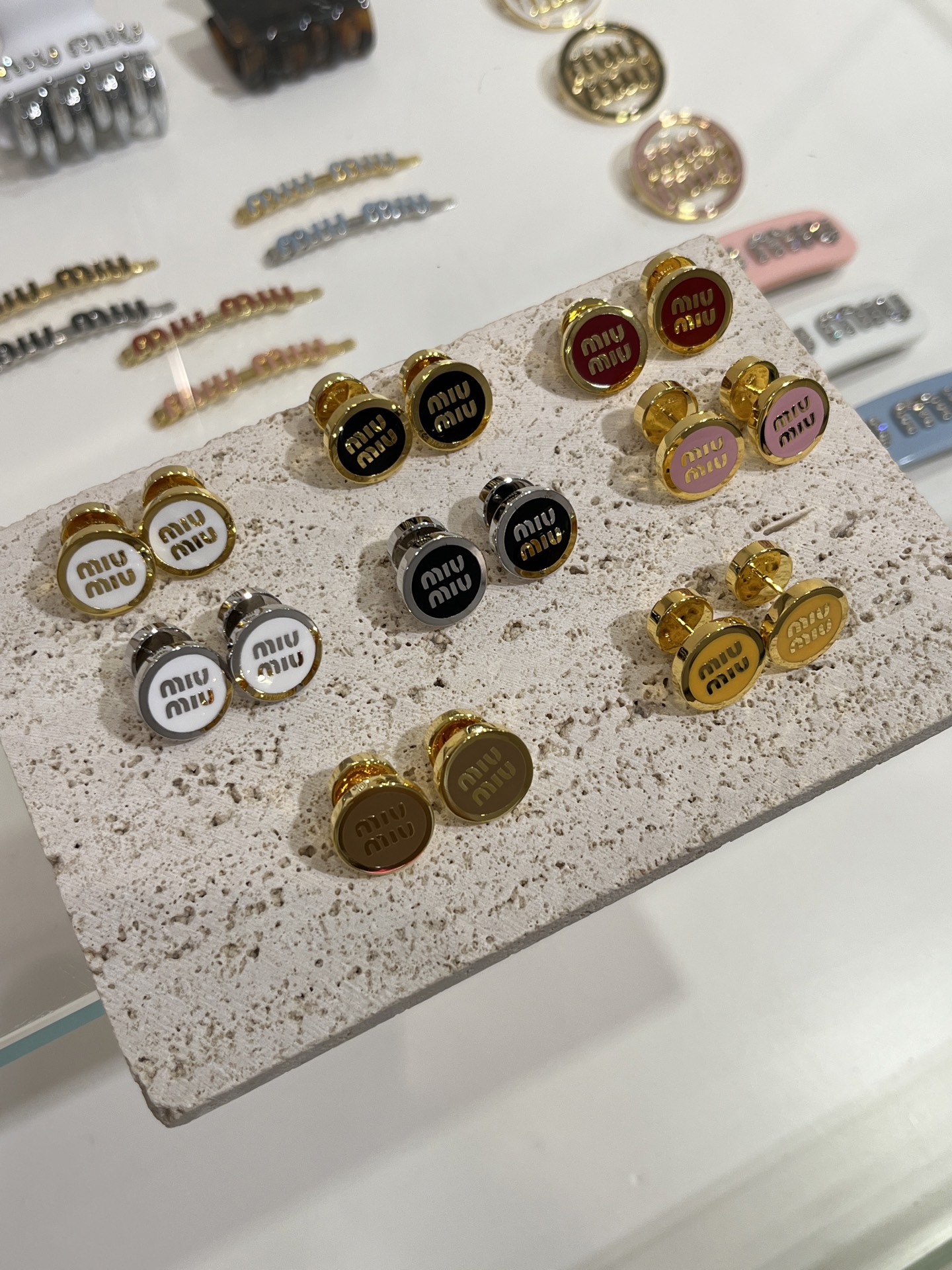 𝐌𝐈𝐔𝐌𝐈𝐔新款珐琅字母纽扣耳钉合集

八色可选⚠️极简高级少女感💕
购入yb定制 金属耳座cnc珠宝工艺 
