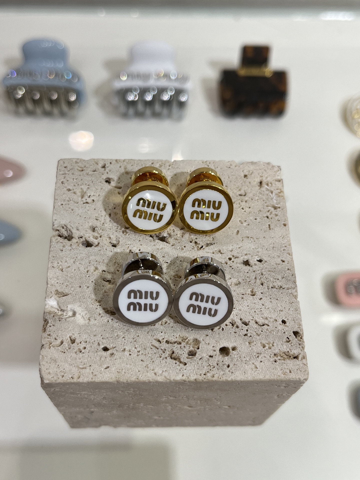 NO:632817,88180. Today’s new product purchase yb new white enamel letter metal round button earrings. The white enamel is super elegant. It has a refreshing and noble feeling. It has a minimalist design without losing the girlish heart. Two colors are available, gold and silver. They are very versatile. The texture of the CNC jewelry craftsmanship of the ear base is really invincible. Cardia high-end jewelry1986090988180.今日新品购入yb 新款白色珐琅字母金属圆形纽扣耳钉 超衬气质的白色珐琅 清爽贵气感get 极简设计感又不失少女心 两色可选金色&银色 都很百搭 耳座cnc珠宝工艺质感真的无敌了,,卡迪亚高端饰品,Jewelry