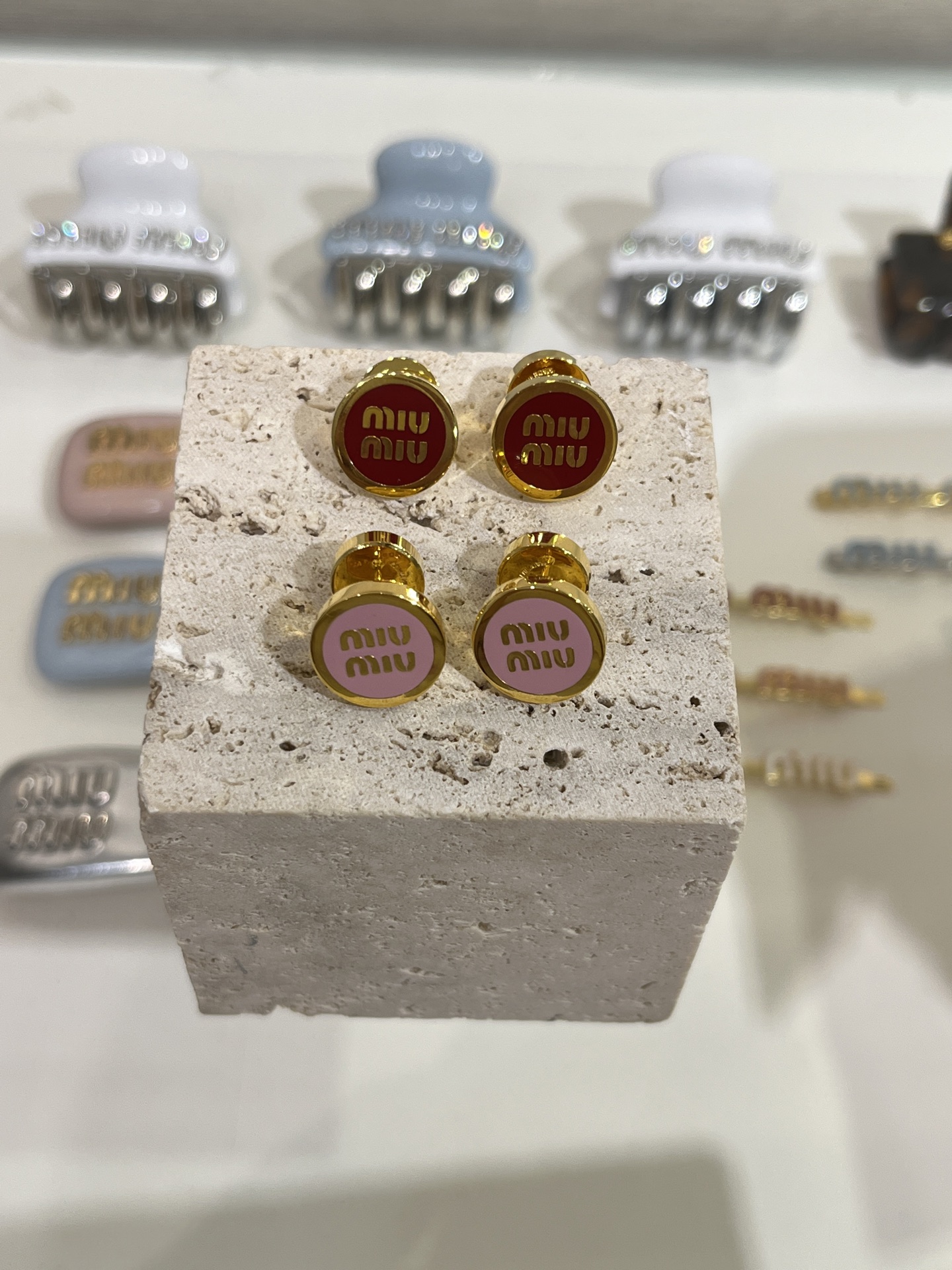 NO:632823,88180 New product purchased today yb new enamel letter metal round button gold stud earrings. Small button earrings are medium in size, very suitable for daily use. Minimalist design without losing girlishness. Two colors available: red enamel & pink enamel. The texture of the ear base CNC jewelry craftsmanship is really invincible, Cardia high-end jewelry1986090988180今日新品购入yb 新款珐琅字母金属圆形纽扣金色耳钉 小纽扣耳钉大小适中 好适合日常 极简设计感又不失少女心 两色可选红色珐琅&粉色珐琅 耳座cnc珠宝工艺质感真的无敌了,,卡迪亚高端饰品,Jewelry