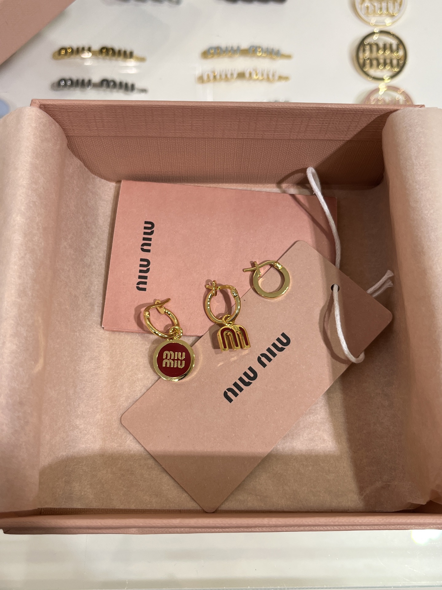 耳环三件套 &hearts;️新色
𝐌𝐈𝐔𝐌𝐈𝐔红色珐琅字母金属圆形不对称耳环套装

一套包含三个小耳环买到赚到
珐琅m字母➕字母圆牌➕金属小耳圈
极简设计感又不失少女心💕

zp一致黄铜材质 