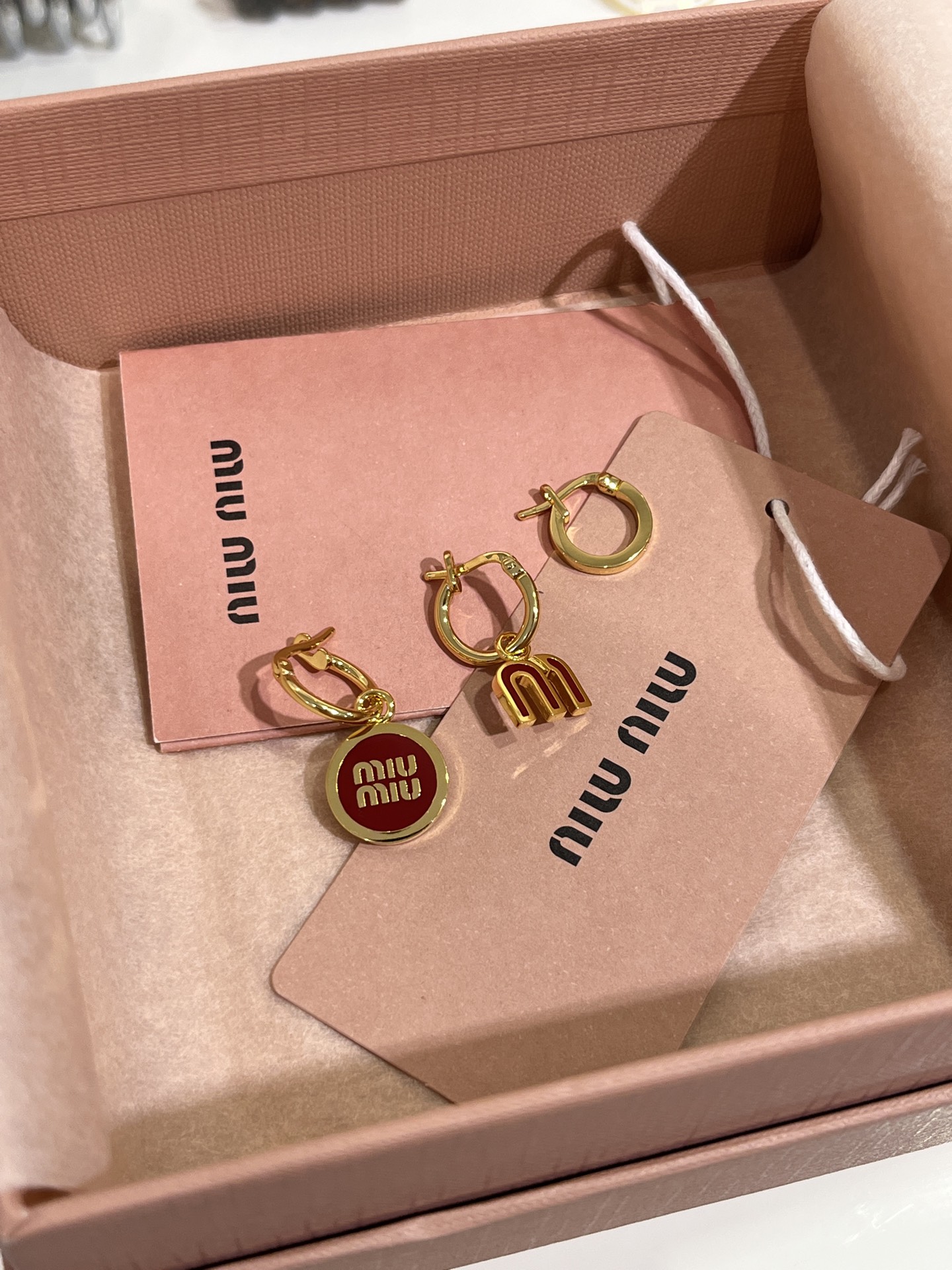 NO:633862,88190, New color three-piece earring set. Red enamel letter metal round asymmetrical earring set. A set contains three small earrings. Buy and earn money. Enamel m letter round metal small earrings. Minimalist design without losing girlishness. z consistent brass material, earrings, Cartier high-end jewelry1986090988190,耳环三件套新色 红色珐琅字母金属圆形不对称耳环套装 一套包含三个小耳环买到赚到 珐琅m字母字母圆牌金属小耳圈 极简设计感又不失少女心 z一致黄铜材质,,earrings,卡迪亚高端饰品,Jewelry