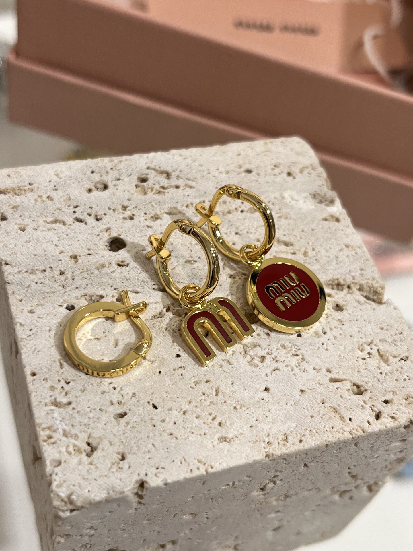 耳环三件套 &hearts;️新色
𝐌𝐈𝐔𝐌𝐈𝐔红色珐琅字母金属圆形不对称耳环套装

一套包含三个小耳环买到赚到
珐琅m字母➕字母圆牌➕金属小耳圈
极简设计感又不失少女心💕

zp一致黄铜材质 