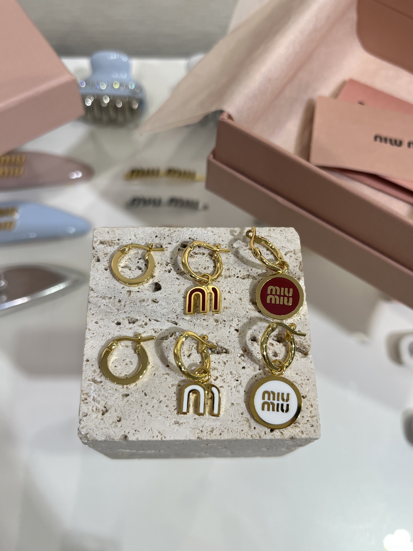 耳环三件套 &hearts;️新色
𝐌𝐈𝐔𝐌𝐈𝐔红色珐琅字母金属圆形不对称耳环套装

一套包含三个小耳环买到赚到
珐琅m字母➕字母圆牌➕金属小耳圈
极简设计感又不失少女心💕

zp一致黄铜材质 