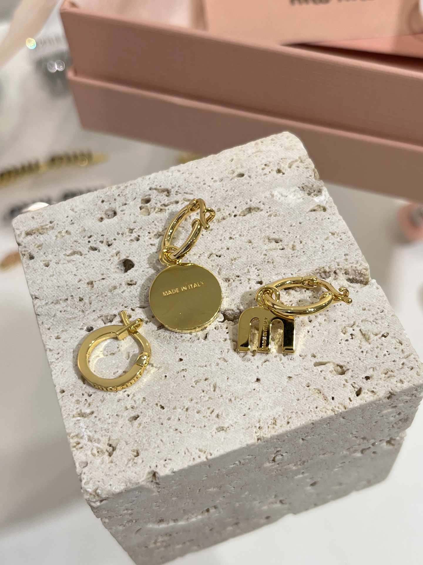 耳环三件套 &hearts;️新色
𝐌𝐈𝐔𝐌𝐈𝐔红色珐琅字母金属圆形不对称耳环套装

一套包含三个小耳环买到赚到
珐琅m字母➕字母圆牌➕金属小耳圈
极简设计感又不失少女心💕

zp一致黄铜材质 