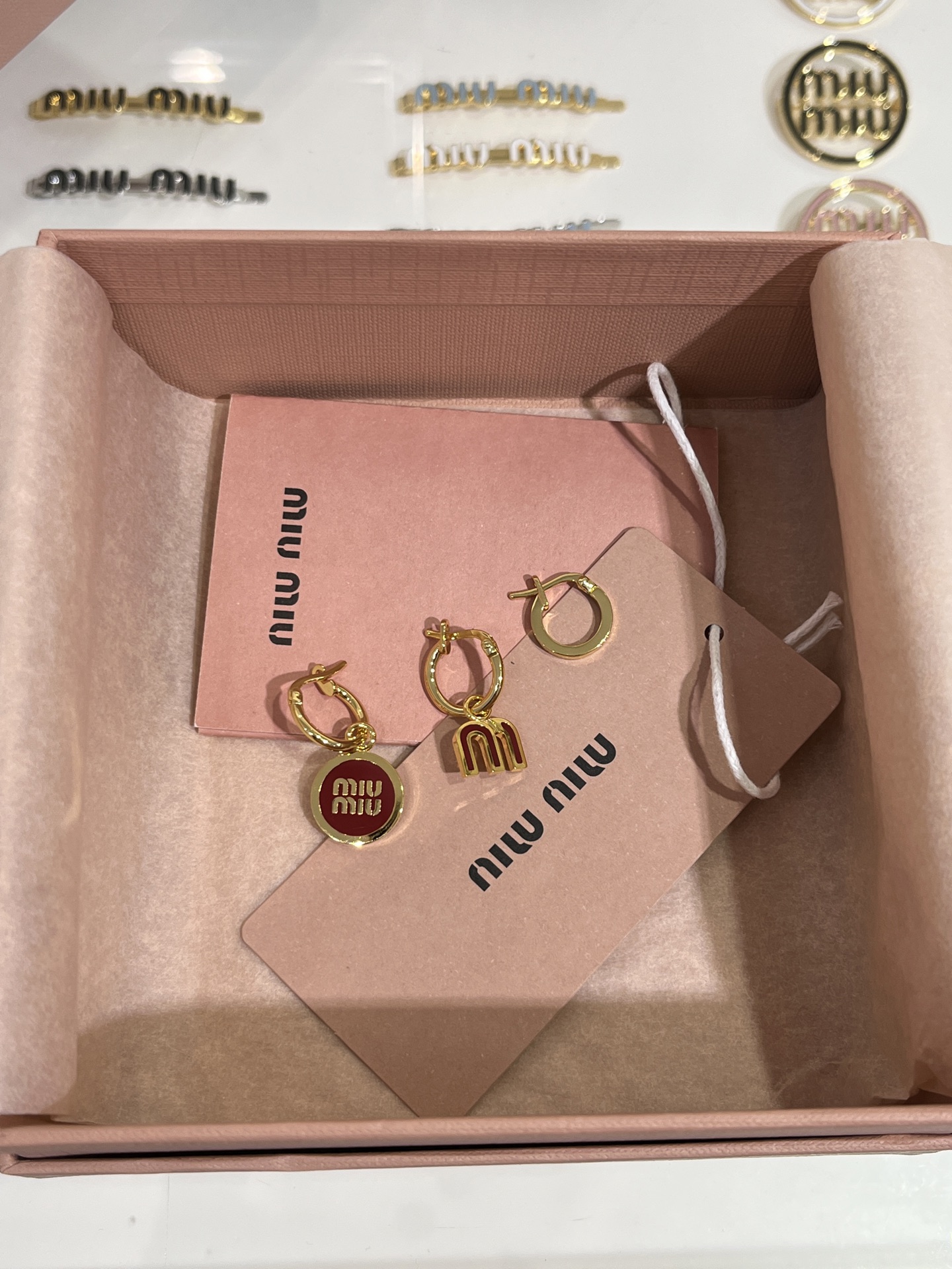 耳环三件套 &hearts;️新色
𝐌𝐈𝐔𝐌𝐈𝐔红色珐琅字母金属圆形不对称耳环套装

一套包含三个小耳环买到赚到
珐琅m字母➕字母圆牌➕金属小耳圈
极简设计感又不失少女心💕

zp一致黄铜材质 