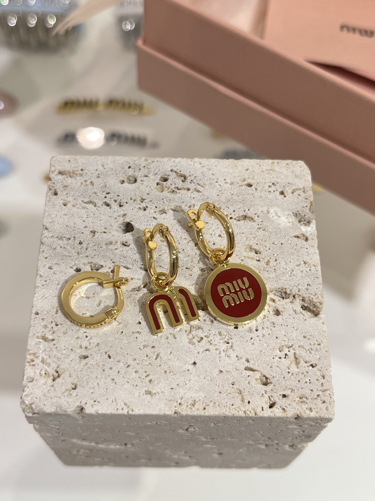 耳环三件套 &hearts;️新色
𝐌𝐈𝐔𝐌𝐈𝐔红色珐琅字母金属圆形不对称耳环套装

一套包含三个小耳环买到赚到
珐琅m字母➕字母圆牌➕金属小耳圈
极简设计感又不失少女心💕

zp一致黄铜材质 