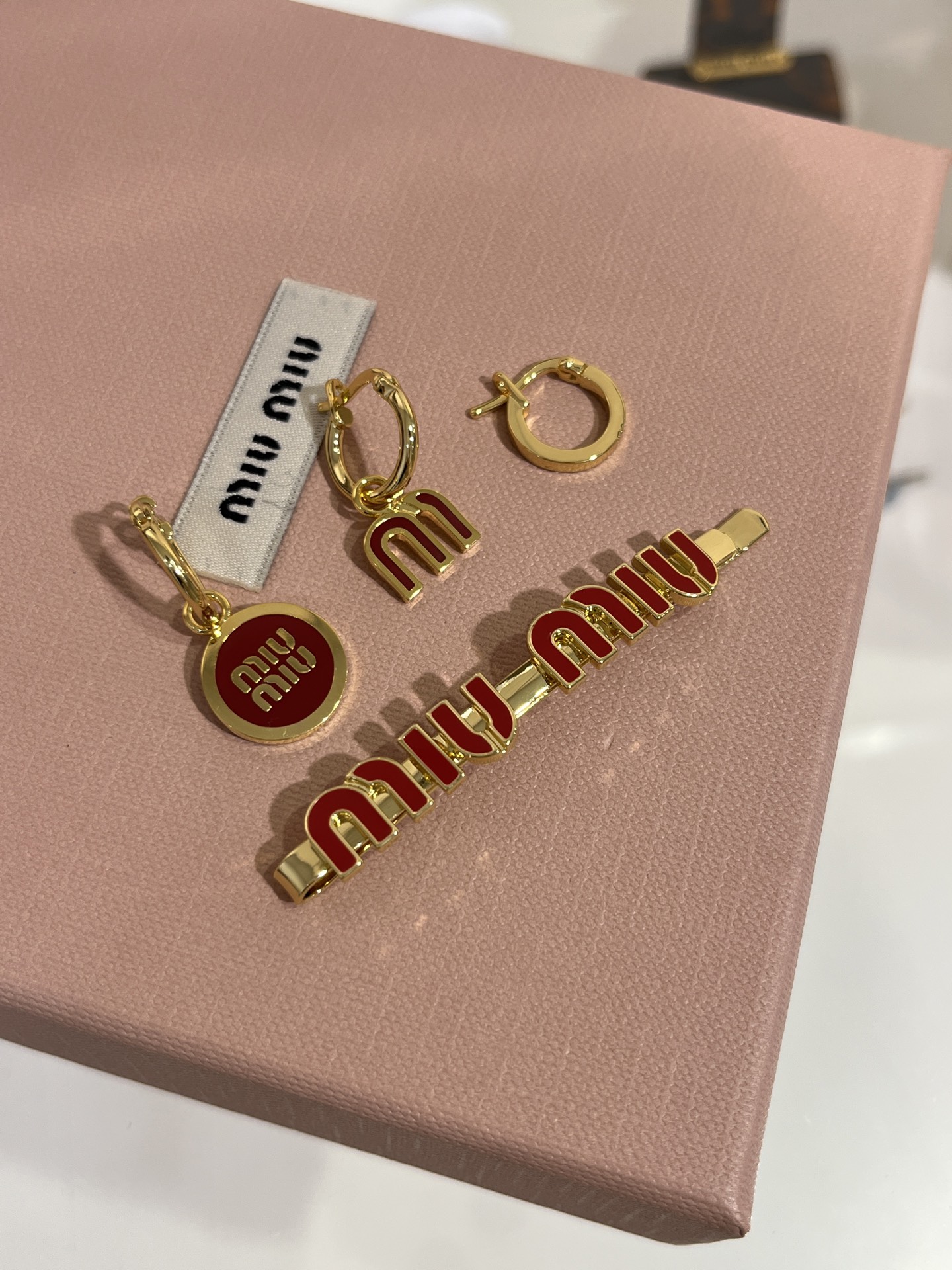 耳环三件套 &hearts;️新色
𝐌𝐈𝐔𝐌𝐈𝐔红色珐琅字母金属圆形不对称耳环套装

一套包含三个小耳环买到赚到
珐琅m字母➕字母圆牌➕金属小耳圈
极简设计感又不失少女心💕

zp一致黄铜材质 