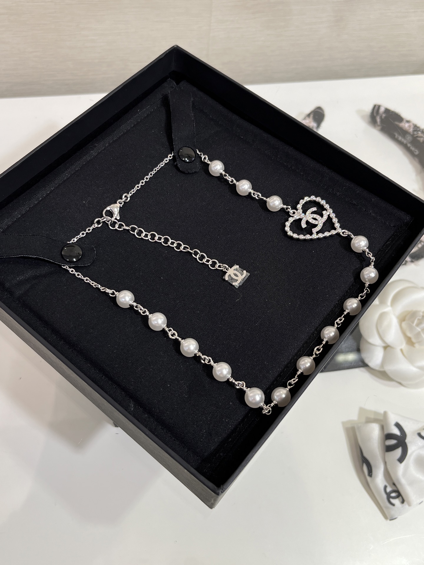 NO:632670,The silver model arrived today. 25P new hollow love heart rhinestone double C pearl necklace. Bubble diamond hollow love heart with pearl chain. Full of details. Versatile and practical for daily commuting. Sweet girls and hot girls. yb same brass material Swarovski diamond customized pearl necklace with picture box, necklace, Cartier high-end jewelry19860909今日到货银色款 25P新款镂空爱心水钻双C珍珠项链 泡泡钻镂空爱心搭配珍珠链条 细节满满 日常通勤百搭实用 甜妹辣妹都 yb一样黄铜材质施华洛钻定制珍珠 项链带图片包装盒,,necklace,卡迪亚高端饰品,Jewelry