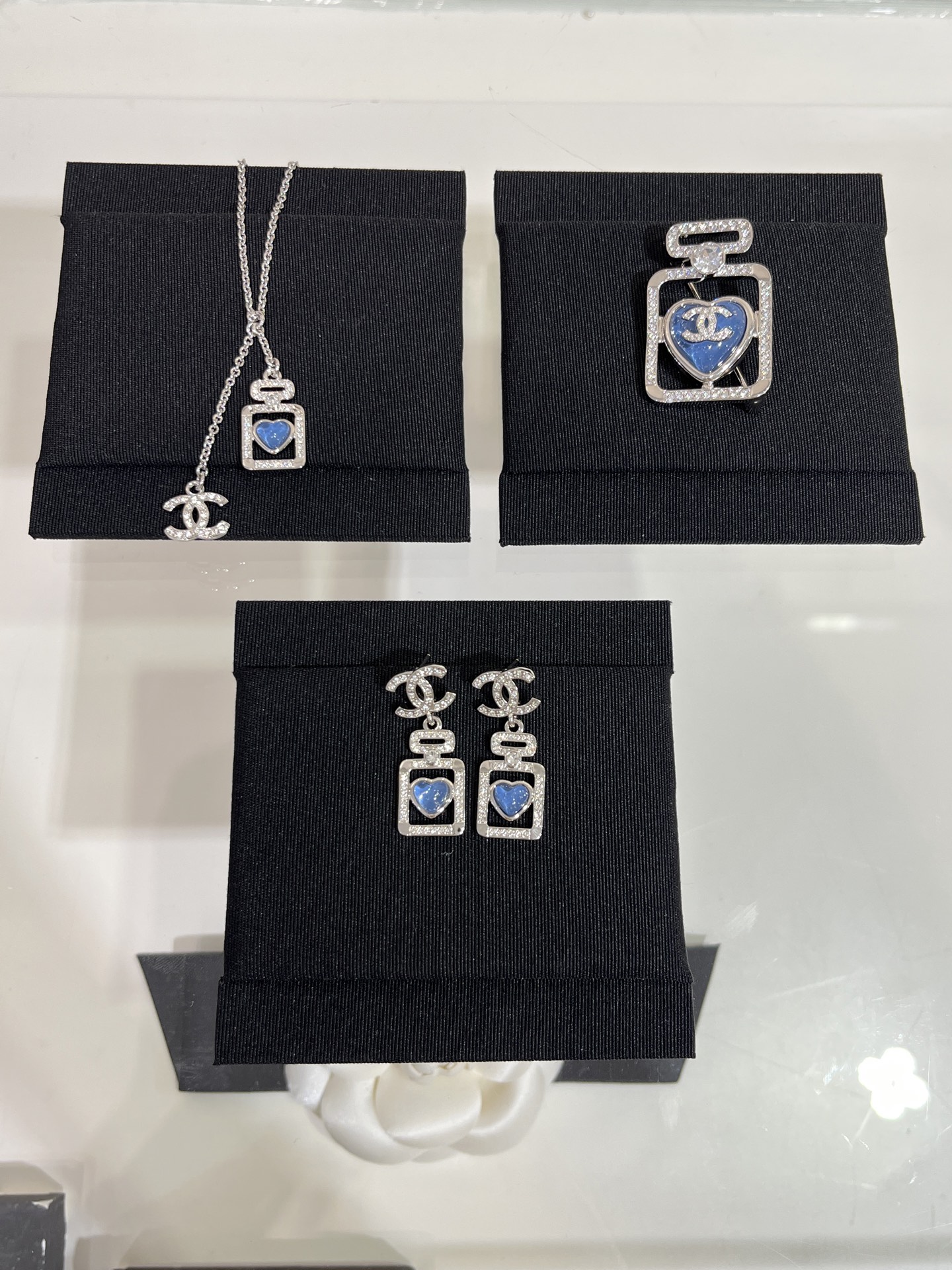 NO:633935,88200. The perfume bottle necklace arrived today. 25 new blue love silver full diamond double C perfume bottle necklace. The combination of the blue love hollow perfume bottle is amazing. There are sequins in the resin, which makes it sparkling and very watery. The design details of the double pendant in the matching color are super exquisite. The same brass material as yb. Swarovski diamonds. Customized high-end resin. Top version, necklace, Cartier high-end jewelry.1986090988200.今日到货香水瓶项链 25新款蓝色爱心银色满钻双C香水瓶项链 蓝色小爱心镂空香水瓶的搭配太绝了 树脂里面有亮片 显得波光粼粼很水灵 对版颜色双吊坠设计细节超级精致 yb一样黄铜材质 施华洛钻 定制高级树脂 顶级版本,,necklace,卡迪亚高端饰品,Jewelry