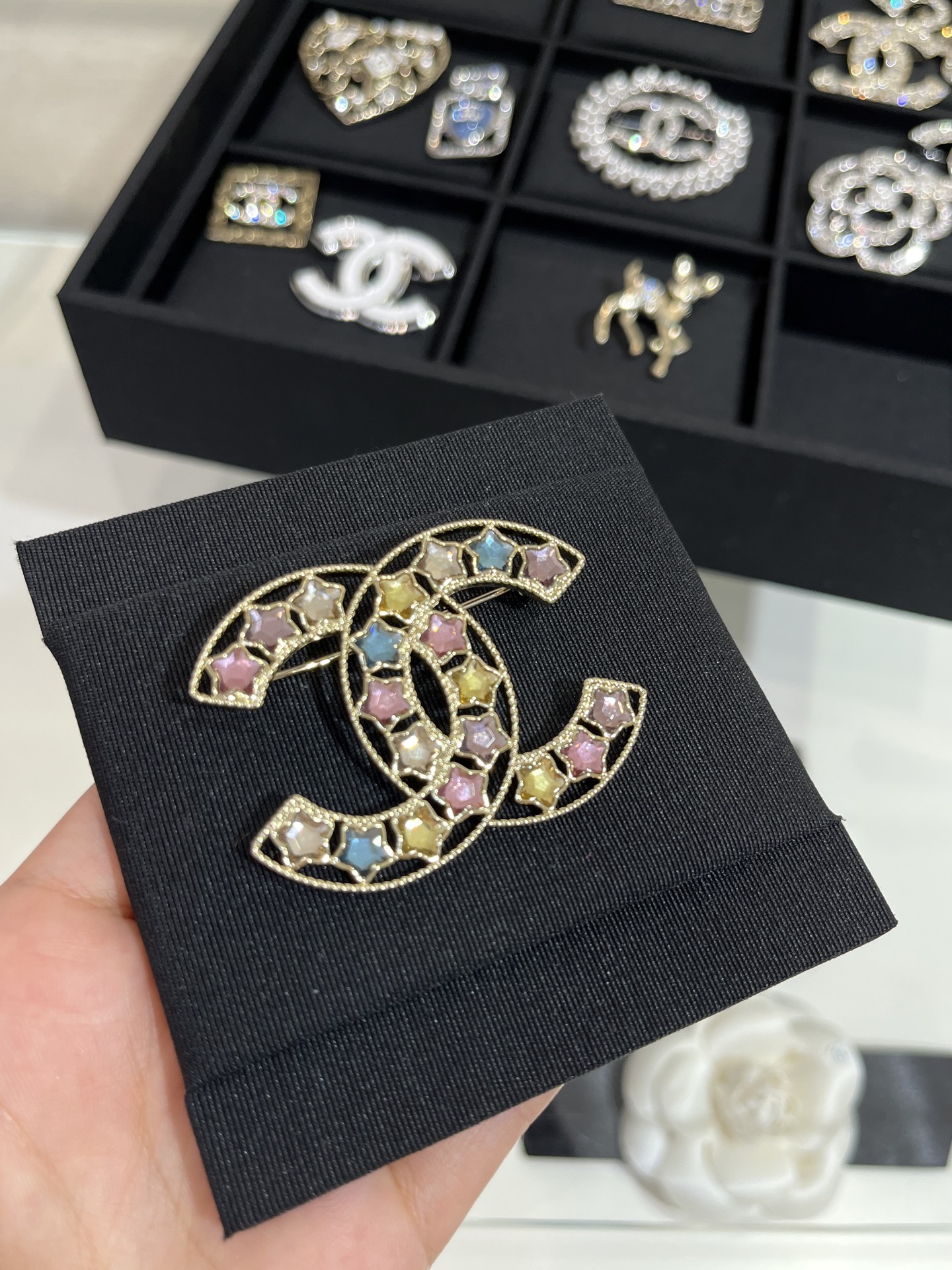 NO:359265,25P new color crystal star golden hollow double C brooch hollow double C brooch embellished with a string of color crystal star sugar. The vibrant and cute summer dopamine color is so beautiful, Chanel brooch, chanel, brooch, breastpin1986090925P新款彩色水晶星星金色镂空双C胸针 镂空双C内点缀一串彩色水晶星星糖 元气可爱的夏日多巴胺色彩 太好看啦,香奈儿胸针,chanel,brooch，breastpin,Jewelry