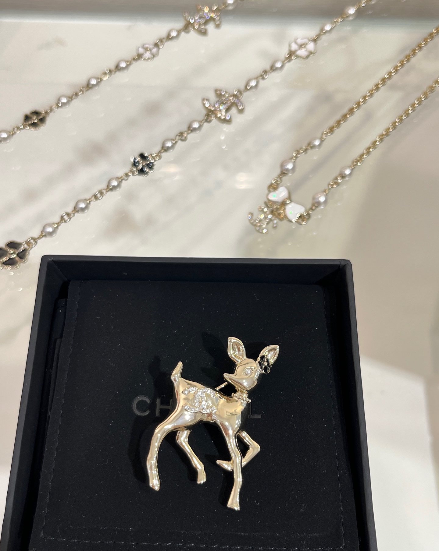 NO:632609,88190. The top version arrived today. 25 new gold full diamond double C deer brooch. The three-dimensional sika deer shape is so exquisite. It is stunning at first glance. The black enamel camellia in the ear is the finishing touch. It is full of vitality and vitality ~ it is simply beautiful. It is made of the same brass material as yb. Swarovski diamonds. Customized pearls, brooch, breastpin, Cardia high-end jewelry.1986090988190.今日到货顶级版本 25新款金色满钻双C小鹿胸针 立体梅花鹿造型太精致了 一眼惊艳 耳边的黑色珐琅山茶花更是点睛之笔 灵气满满极具生命力～简直美不胜收 yb一样黄铜材质 施华洛钻 定制珍珠,,brooch，breastpin,卡迪亚高端饰品,Jewelry