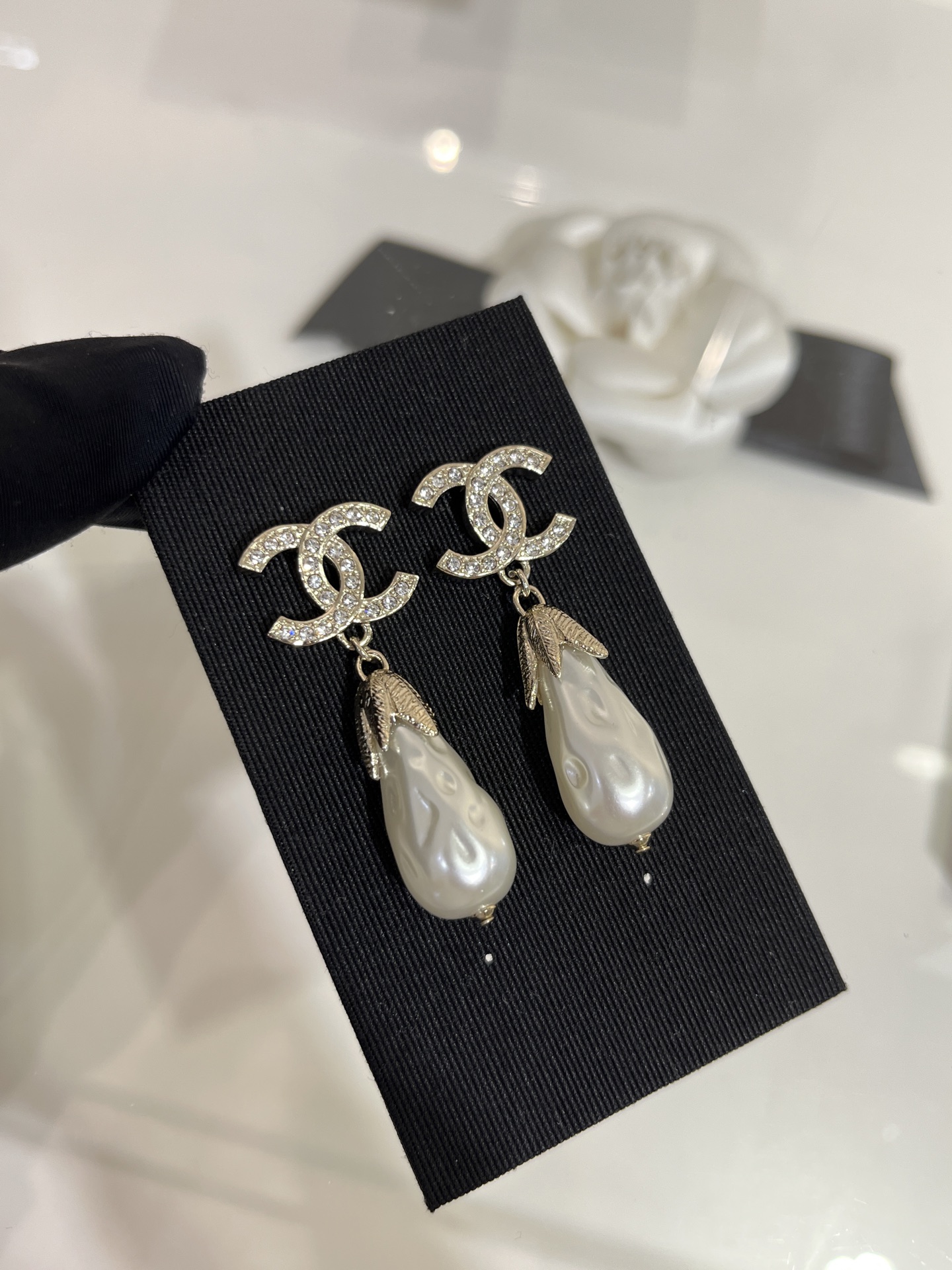 NO:632576,88180jennie same style 25s new gold full diamond double C feather drop pearl earrings. White baroque pearls are unique in shape and very flattering face shape. Matched with light golden feathers + full diamond double C. Gentle and noble. YB same brass material, customized pearls, Cartier high-end jewelry1986090988180jennie同款 25s新款金色满钻双C羽毛水滴珍珠耳钉 白色巴洛克珍珠造型独特 很修饰脸型 搭配浅金色羽毛+满钻双C 温柔又贵气 yb一样黄铜材质,定制珍珠,,卡迪亚高端饰品,Jewelry