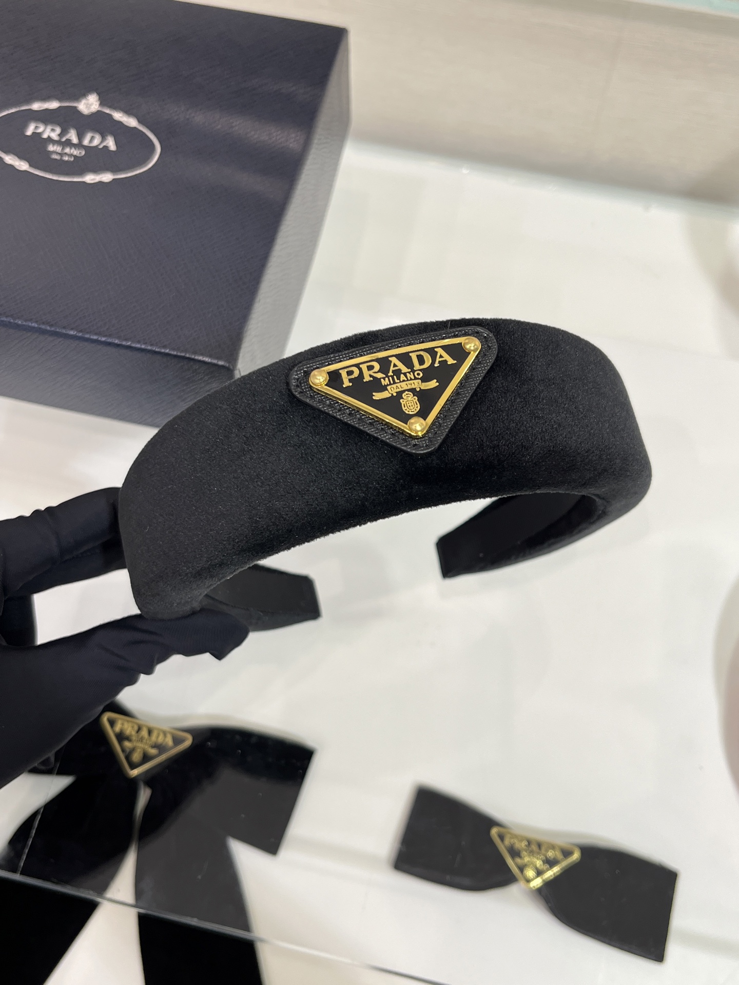 NO:632450,88168, today's new large-size hairband, new gold letter triangle logo wide version black velvet hairband, black velvet hairband will never go out of style, versatile and practical, must-have for high-ceiling hair style, super flattering when worn on the upper body, yb-like brass material enamel craftsmanship, custom velvet, Cartier high-end jewelry1986090988168,今日新品大号发箍 新款金色字母三角标宽版黑色丝绒发箍 黑丝绒发箍永远不会过时百搭实用 高颅顶发型必备 佩戴上身超级显脸小 yb一样黄铜材质珐琅工艺,定制绒布,,卡迪亚高端饰品,Jewelry