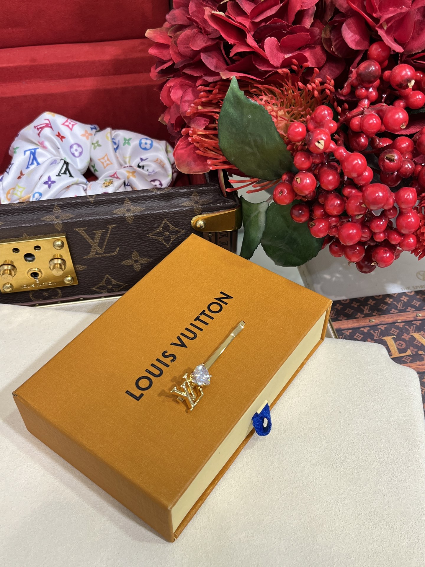 NO:647752,88180, the hair clip arrived today. 25 years new love diamond gold letter hair clip. The combination of love diamond and classic logo. Simple and refreshing. It is an expensive accessory at first glance. It looks great with daily use. It is made of brass like yb, hand-inlaid with zircon, hairpins, Cartier high-end jewelry.1986090988180,今日到货发夹  25年新款爱心钻金色字母发夹一字夹 爱心钻与经典logo的搭配 简单清爽 一看就很贵的配饰 日常搭配超好看 yb一样黄铜材质,手工镶嵌锆石,,hairpins,卡迪亚高端饰品,Jewelry