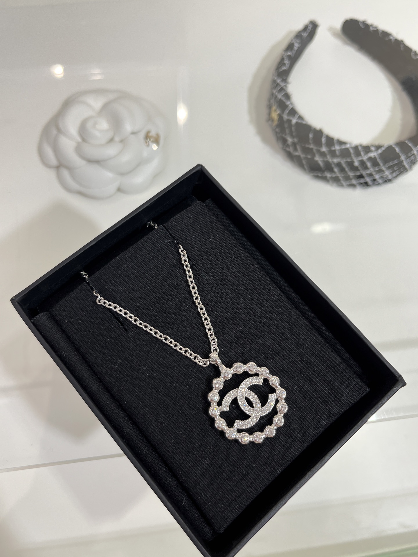 NO:632438,88180. Today's new silver 25 new silver full diamond double C hollow round necklace, metal inlaid with diamond small round beads, hollow ring full of diamond double C, a bit of bubble diamond jewelry craftsmanship, silver is refreshing and noble and fashionable, very suitable for spring and summer, yb same brass material, Swarovski diamond, top version, necklace, Cartier high-end jewelry1986090988180.今日新品银色 25新款银色满钻双C镂空圆形项链 金属镶钻小圆珠镂空圆环满钻双C 有点泡泡钻珠宝工艺的味道 银色清爽贵气又时髦 很适合春夏 yb一样黄铜材质 施华洛钻 顶级版本,,necklace,卡迪亚高端饰品,Jewelry