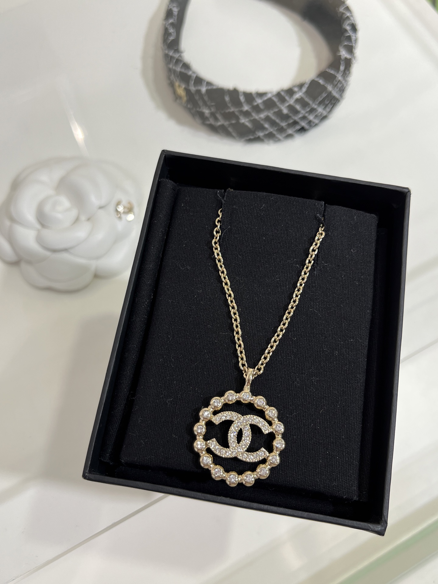 NO:632441,88180. Today’s new gold products 25 new gold full diamond double C hollow round necklace Metal small round beads hollow ring full of diamond double C It has a taste of bubble diamond jewelry craftsmanship. The light golden color is versatile and not picky. It is very suitable for spring and summer. It is made of the same brass material as yb. The top version of Swarovski diamonds. This is a very weighty, necklace, Cartier high-end jewelry.1986090988180. 今日新品金色 25新款金色满钻双C镂空圆形项链 金属镶钻小圆珠镂空圆环满钻双C 有点泡泡钻珠宝工艺的味道 淡淡的金色百搭不挑人 很适合春夏 yb一样黄铜材质 施华洛钻顶级版本 这款很有分量,,necklace,卡迪亚高端饰品,Jewelry