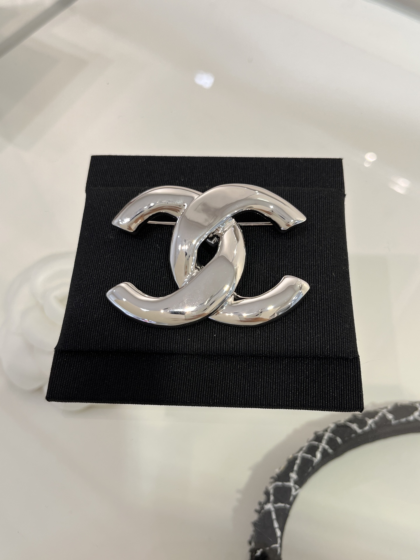 NO:632836,88180, Today's new purchase yb silver 25s new silver mirror twisted double C brooch Metal mirror classic double C retro fashionable and personalized y2k Millennial hot girl must-have style The metallic feel is so cool Exclusive purchase yb customized brass material exquisite workmanship, brooch, breastpin, Cardia high-end jewelry1986090988180,今日新品购入yb 银色 25s新款银色镜面扭转双C胸针 金属镜面经典双C 复古时髦又个性 y2k千禧辣妹必备款 金属感太酷了 独家购入yb定制 黄铜材质 工艺精湛,,brooch，breastpin,卡迪亚高端饰品,Jewelry